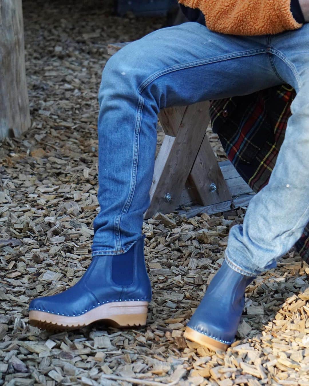 トロエントープのインスタグラム：「Inspired by the classic Swedish clog, our clog boots are great companions during fall and winter. . . . #troentorps #clogstyle #cloglife #clogboots #chelseaboots #woodenclogs #woodenheels #clogshoes #leatherboots #handmadeclogs #craftedshoes #träskor #swedishclogs #woodenmules #womenmules #craftsmanshipmatters」