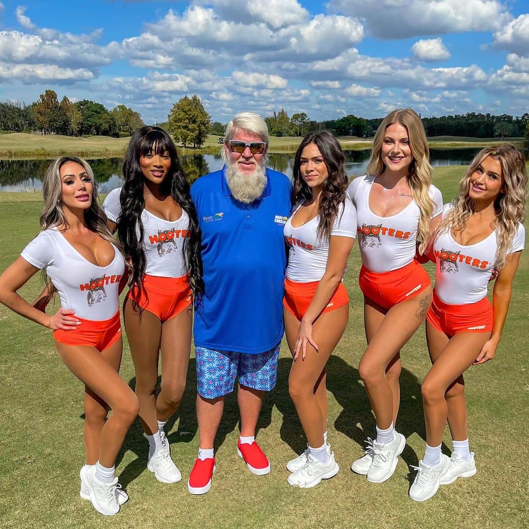 Hootersのインスタグラム：「Legendary drives with @hootersidrive @pga_johndaly and your favorite Hooters Girls.⛳️」