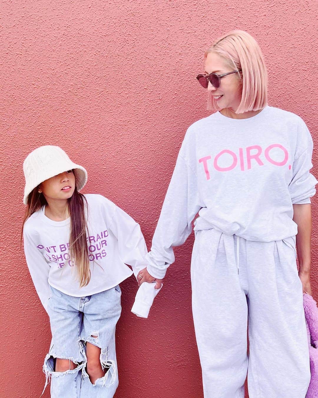 西山美希子のインスタグラム：「TOIRO秋の新作届いて娘と揃ってトイロ。ワタシはこのTOIROのロゴシリーズがなんだかんだいちばんお気に入りかも。#TOIRO #TOIRO.」