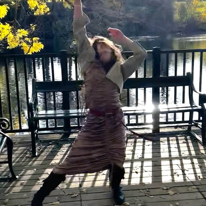 カーリー・レイ・ジェプセンのインスタグラム：「@angelmammoliti dancing to a song about Earth Angels. How perfect. She reminds me of Kate Bush and my Auntie Karedwyn who would always dance w me at festivals when I was a little girl. I asked her to improv to a song @patrikbergerking and @tavishcrowe and I made that is maybe one of my most experimental songs to date. I dearly love how this turned out, I could watch her all day. Dream slow… #aeroplanes」