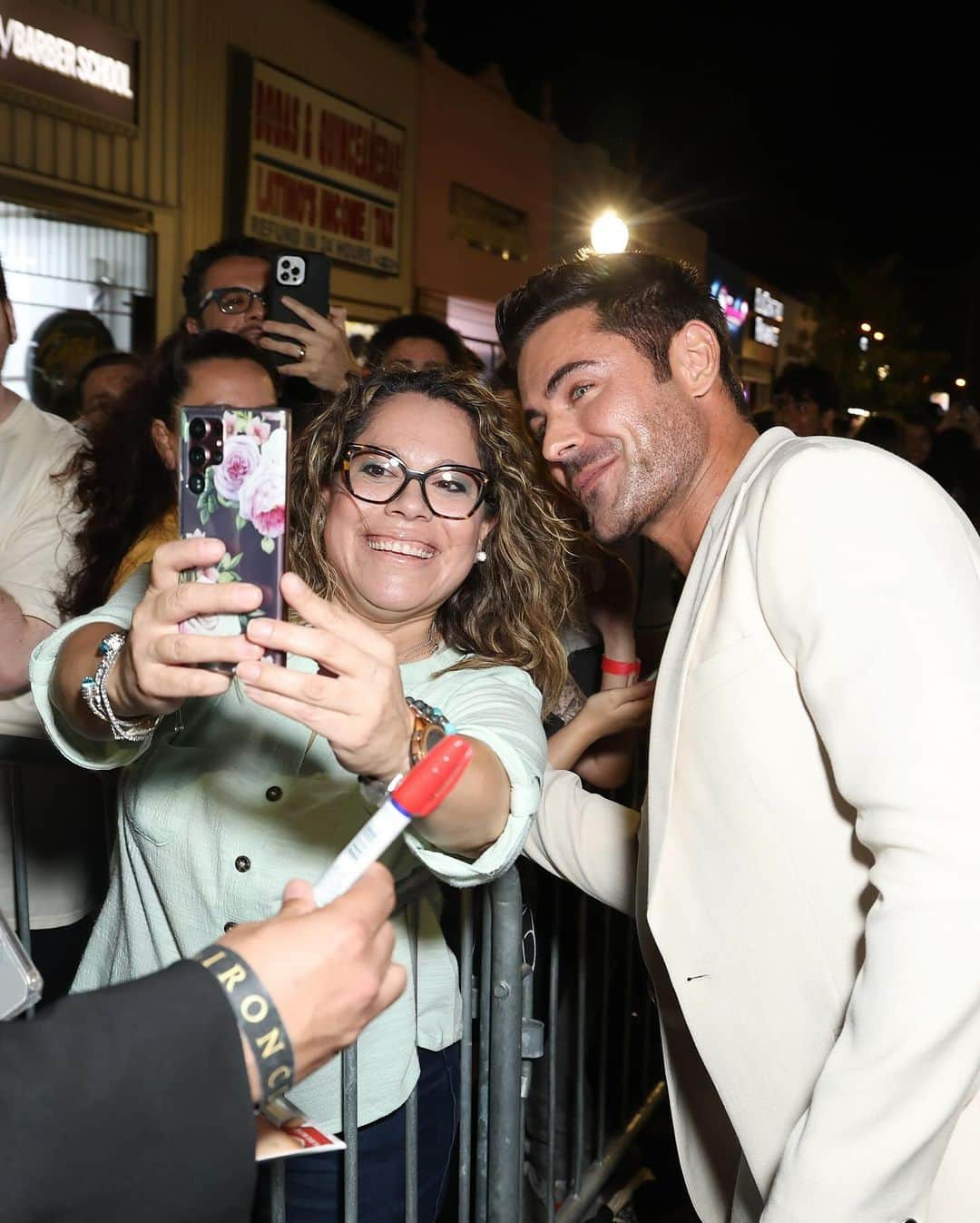 ザック・エフロンさんのインスタグラム写真 - (ザック・エフロンInstagram)「The Iron Claw world premiere last night in Dallas.  Thanks to the cast, crew and everyone who came to support. Meant the world to finally meet and hang with Kevin Von Erich! Love you guys 🙏❤️  And huge congrats to SAG! Time to make some movies 😎」11月10日 6時48分 - zacefron