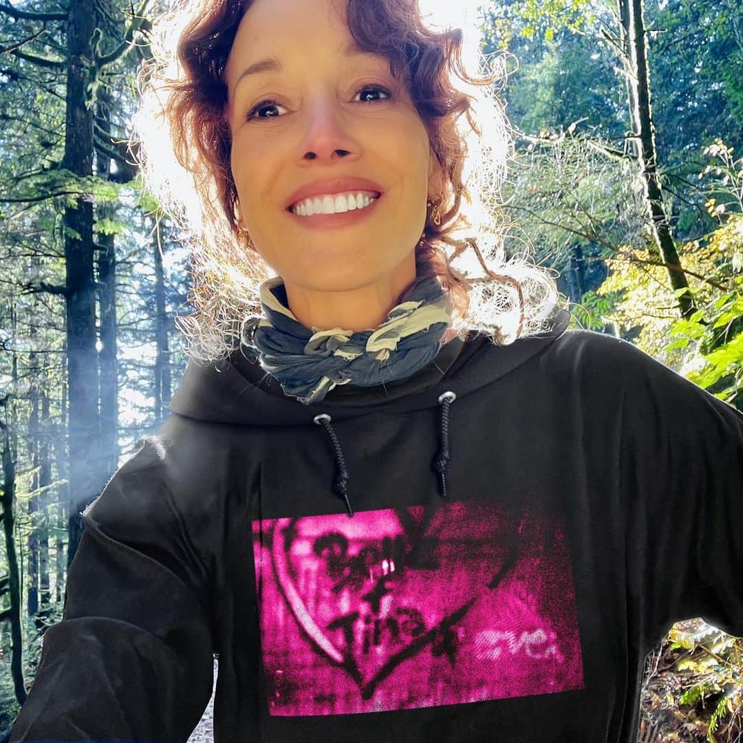 ジェニファー・ビールスさんのインスタグラム写真 - (ジェニファー・ビールスInstagram)「Well lookee here, there’s a new B+T hoodie for y’all! As well as some 🍄pics. ☺️  Super excited to partner with @shopstands ! Sales benefit @glsen 💛🌈 Link in zee bio.    #nature」11月10日 6時51分 - thejenniferbeals