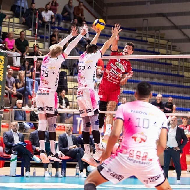 USA Volleyballさんのインスタグラム写真 - (USA VolleyballInstagram)「The U.S. Men are settled overseas and off to a great start! 🏆  Check out the update, 🔗 in bio.  #MensVolleyball #Volleyball」11月10日 7時03分 - usavolleyball