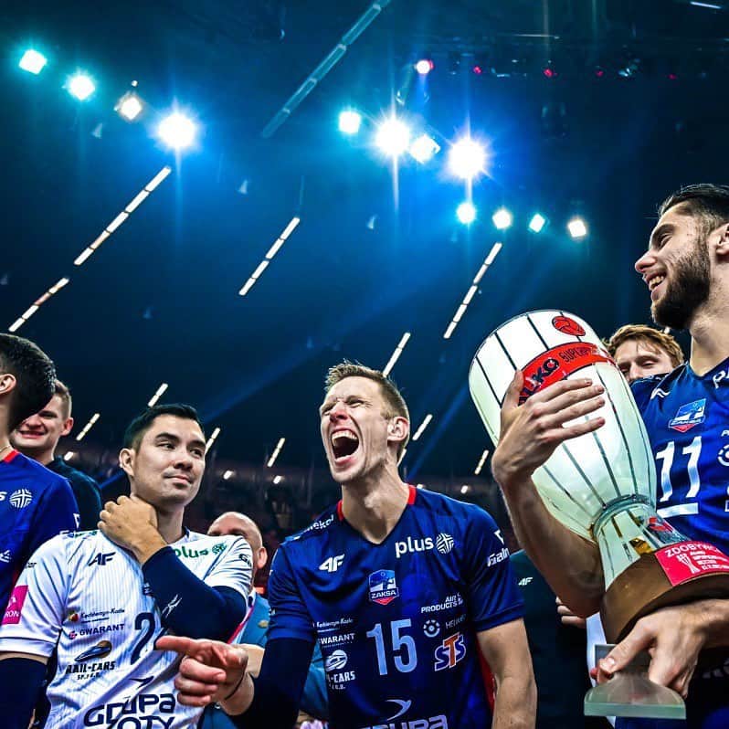 USA Volleyballのインスタグラム：「The U.S. Men are settled overseas and off to a great start! 🏆  Check out the update, 🔗 in bio.  #MensVolleyball #Volleyball」