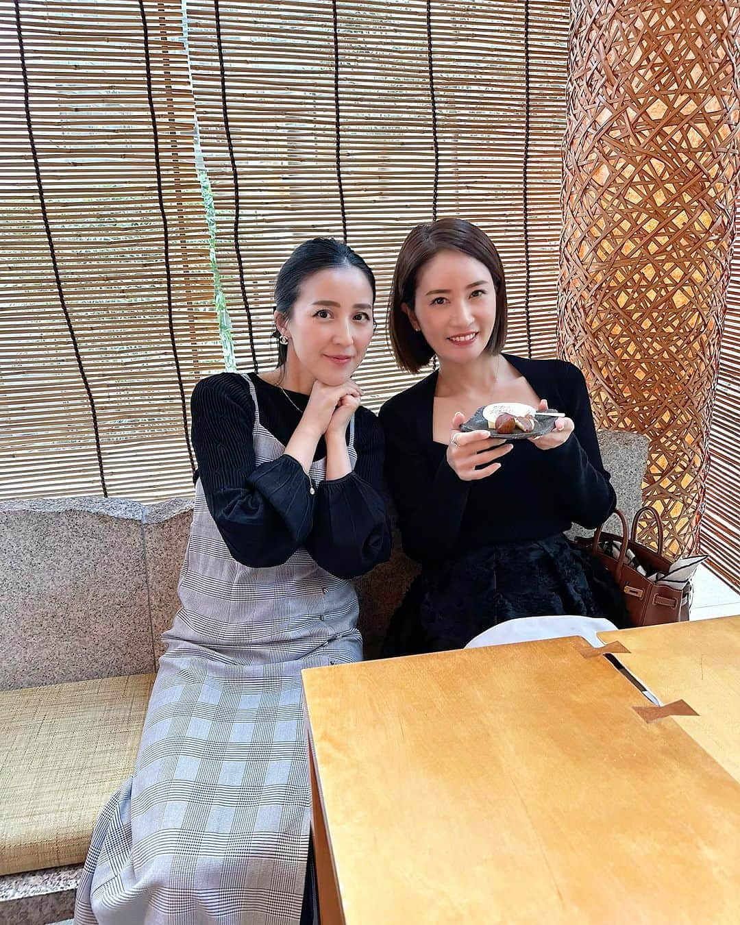 KAORI.OMURA 大村香織のインスタグラム：「どんな歳にする？  お誕生日会ランチ🍣をいただきながらの お題は やはり今年なにする？  人生折り返しだよ と言う話しからはじまったんだけど （90歳位かぁ？と予想）  欲張って行こう！ という事で  人生貪欲に！ 思うままにシンプルに行動する年にしよう😆  毎年お祝いしてくれて ありがとう✨　@atsukokurusu   #45歳#お誕生日会#女性の生き方#女性の自立#フリーランス#起業女子」