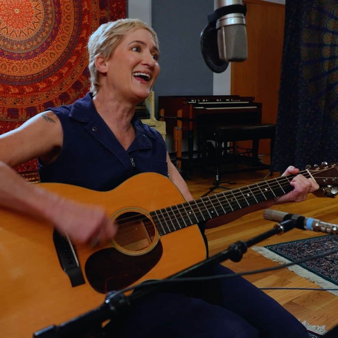 アボットジャパンのインスタグラム：「Music may soothe the soul, but for musician Jill Sobule, it was a small device that helped soothe her essential tremor, a life-changing experience that inspired a new song and story to share with the world.」