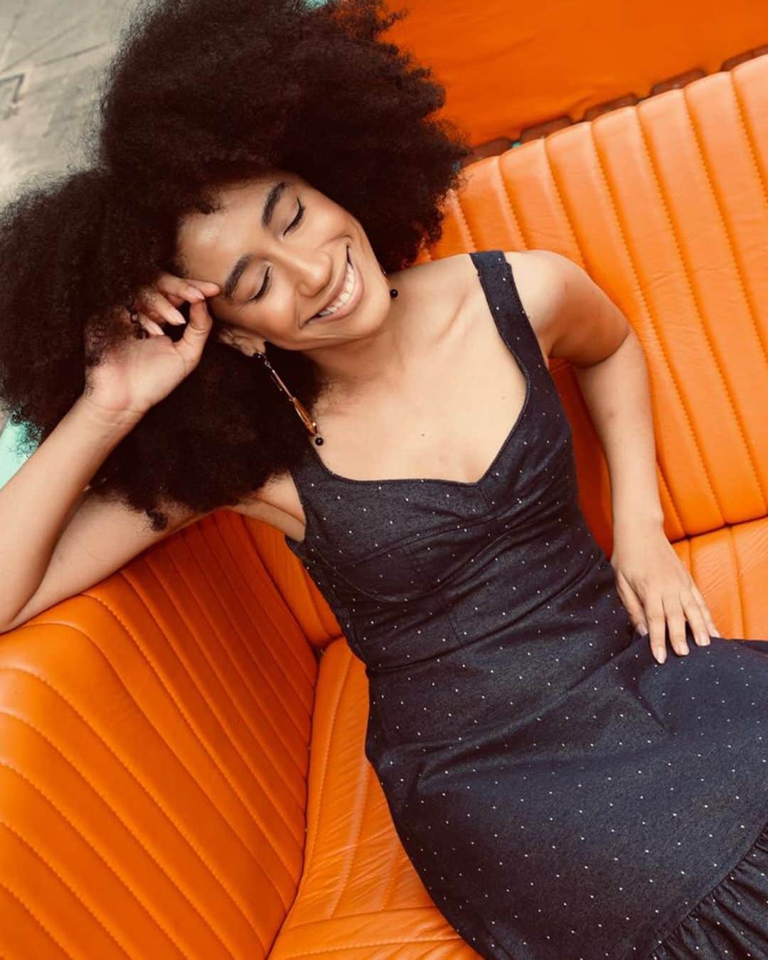 ロジャス・レナーのインスタグラム：「Precisando de uma inspiração de look prático? A dica de hoje é apostar nas peças únicas em jeans. Arraste e confira a combinação que a @reisrodriguess escolheu para curtir o verão com muito estilo. Garanta as peças clicando nas imagens. ​  #Tendência #Vestido #ModaFeminina #LookInspiração #Jeans #PeçasÚnicas #LooksPráticos  vestido jeans com estampa poá 833452757 | vestido midi jeans com fenda frontal 875447235 | sandália salto bloco 874858155 | bolsa transversal 848448021 | maxi brinco 811244703」
