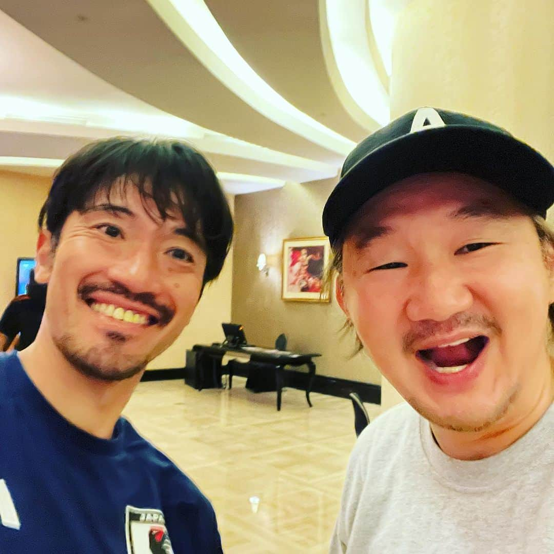 植田朝日さんのインスタグラム写真 - (植田朝日Instagram)「🇮🇩🇮🇩🇮🇩  『朝日さん、何でいるんですか？』  とビックリして声をかけてくれた阿部ちゃん。笑  不覚にもこのチームに帯同してるの忘れててビビるオレ！？苦笑  お互いビビってました。  楽しみにしてるよ！w  バモ ニッポン🇯🇵  #サッカー日本代表 #u17wc #インドネシア旅 #サッカー旅 #朝日旅 #FooTravelleR #阿部勇樹」11月10日 7時00分 - asahiman