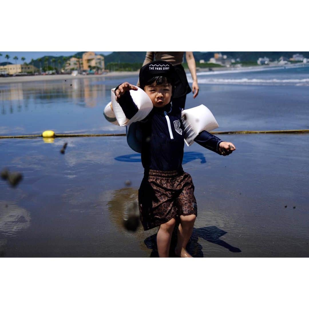 権藤朱実さんのインスタグラム写真 - (権藤朱実Instagram)「. 『夏の思い出』  11月なのに夏のような日が続きましたね・・・ それに便乗して夏の思い出を振り返り投稿🛟  息子さん念願の"海デビュー"  海の広さとランダムに来る波を見て、最初は呆然と立ち尽くしてたけど。 一緒に海の遊びを全開で楽しんだら・・・ 息子も海や泥遊びが大好きに✨  👦🏻「またうみいきたいな〜」  仕事柄、海は遠のいていましたが・・・ 楽しすぎて、毎年恒例行事になりそうです🎶  👦🏻📝 swim tops： @ciaopanictypy_kids #ciaopanictypy swim pants： @littleweekend_official #littleweekend cap： @the_park_shop #theparkshop  スイムパンツは、パパとお揃い🤭♡  いよいよ11月らしく、冷えてきましたね！ 体調管理しっかりしておきましょーう！！  #model #satorujapan #akemigondo #モデル #サトルジャパン #権藤朱実 →@satorujapan_official →@akemigondo ☑︎プロフィールのリンクにて、写真公開中☆ ☑︎リールにて、息子のあれこれ公開中☆」11月10日 7時01分 - akemigondo