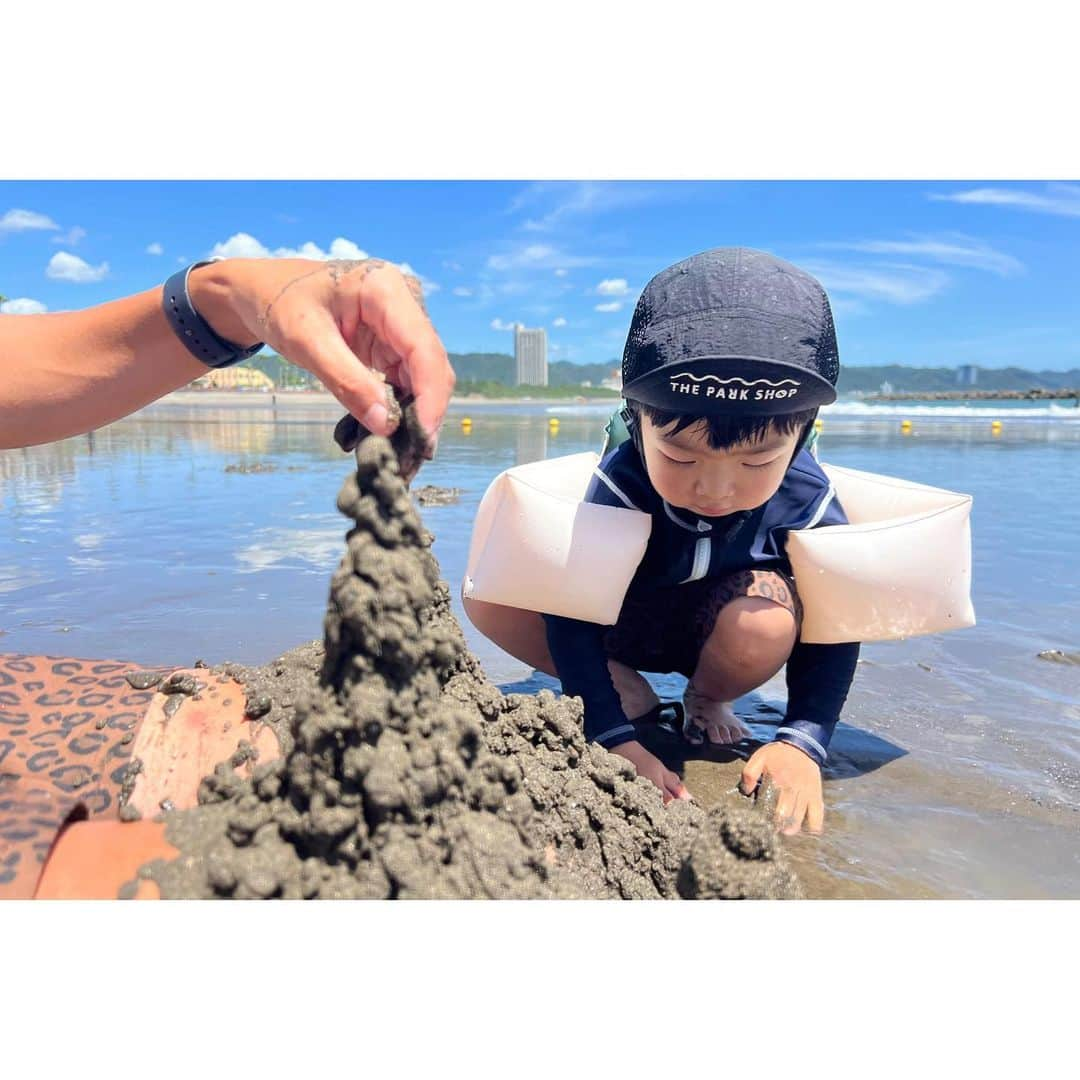 権藤朱実さんのインスタグラム写真 - (権藤朱実Instagram)「. 『夏の思い出』  11月なのに夏のような日が続きましたね・・・ それに便乗して夏の思い出を振り返り投稿🛟  息子さん念願の"海デビュー"  海の広さとランダムに来る波を見て、最初は呆然と立ち尽くしてたけど。 一緒に海の遊びを全開で楽しんだら・・・ 息子も海や泥遊びが大好きに✨  👦🏻「またうみいきたいな〜」  仕事柄、海は遠のいていましたが・・・ 楽しすぎて、毎年恒例行事になりそうです🎶  👦🏻📝 swim tops： @ciaopanictypy_kids #ciaopanictypy swim pants： @littleweekend_official #littleweekend cap： @the_park_shop #theparkshop  スイムパンツは、パパとお揃い🤭♡  いよいよ11月らしく、冷えてきましたね！ 体調管理しっかりしておきましょーう！！  #model #satorujapan #akemigondo #モデル #サトルジャパン #権藤朱実 →@satorujapan_official →@akemigondo ☑︎プロフィールのリンクにて、写真公開中☆ ☑︎リールにて、息子のあれこれ公開中☆」11月10日 7時01分 - akemigondo