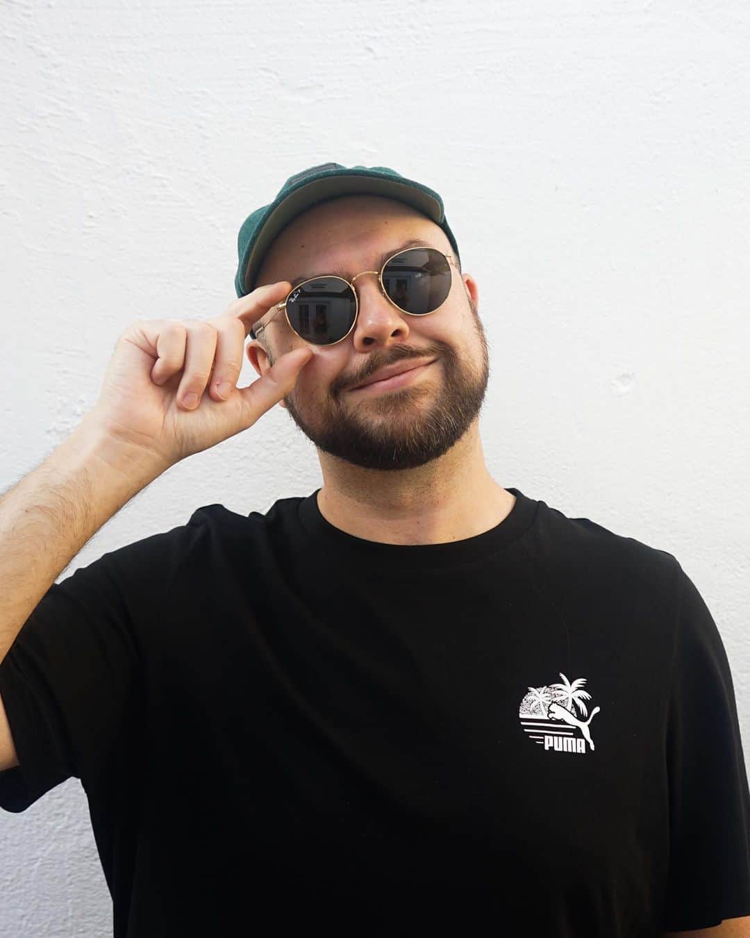 ジ・アストン・シャッフルのインスタグラム：「"oh my god" is now out and it feels pretty damn good! For me, making this track was all about pushing myself to choose sounds & ideas I wouldn't normally choose, while still making something that sounded like me, & also making the track a bit of a journey, but a quick & engaging one. People have been reacting to all different aspects of the tune, so maybe I achieved what I set out to do? Really excited for you all to hear it and to see your reactions ❤️」