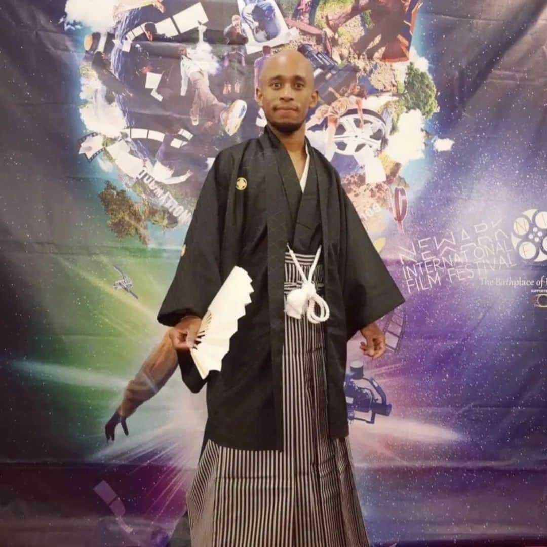 ボビー・ジュードのインスタグラム：「嬉しいお知らせです！  東京で何回もステージで共演したコメディー仲間、自分がすごくリスペクトしている友達 芸人のブラックサムライこと、武内剛さんが自ら制作した映画　 なんと 唐津の映画祭で上映することになりました！ 本人からの情報を以下にシェアします！ 是非見に行ってね！ ***************************************************** ぶらっくさむらい、武内剛です。  このたび唐津にて開催される「ライジングサン国際映画祭」にて、私の映画"パドレプロジェクト PADRE PROJECT"の上映が決まりましたので、その情報をお送りさせて頂きます。  ■上映日： 11月26日（日）15時から ※チケット等詳細は下記サイトを参照  ■映画祭ウェブサイト https://krsiff.jp/ ※まだ日程など更新されておりませんが近日中に概要が公開されると思います。 　　　　 ■場　所：シアターエンヤ 佐賀県唐津市京町1783 KARAE 1階 （URL：https://theater-enya.com/）  ■パドレプロジェクト Trailer https://youtu.be/IiGgJ5xjLnY?si=Ar800eXR4H4wYyWw  小さな映画館とのことですのでお越しいただいた際には、ぜひご挨拶をさせていただきたいと思っております。  ご多用の折恐れ入りますが、どうぞよろしくお願いいたします。」