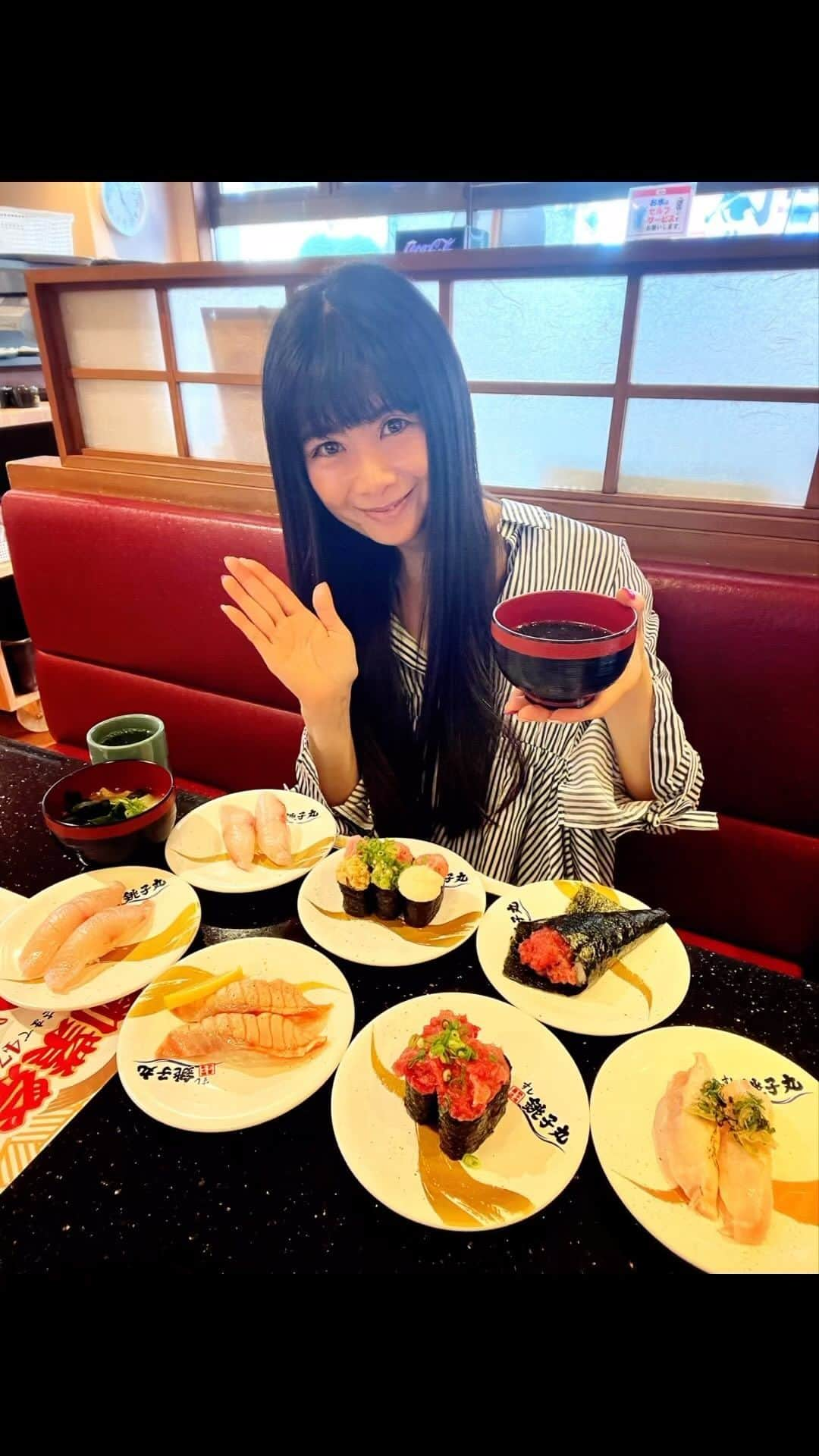 外村美姫のインスタグラム：「銚子丸無料サービスを体験!! #銚子丸アンバサダー になりました。有難うございます!! 千葉・東京・埼玉・神奈川で人気のお寿司屋さんです。公式アカウント↓↓↓↓↓ @choushimaru  ★平日あら汁無料★ 開店から14時まで‼ ランチタイムサービスは月～金の平日、毎日実施されてます。超お得ですね。噂には聞いてましたが、平日利用は初めて。朝から行列に並び、席につくなり、続々あら汁にも行列が。こんなに人気だったとは驚きです‼ しかもあら汁だけでなく、日替わり汁もありました。この日は「のり汁」も無料。磯の香りが深く、とっても美味しい!!  ★あら汁は何杯でも無料で食べ放題★ 毎日届く鮮魚な魚のアラとたっぷりの野菜が入った専門店のようなあら汁!!開店と同時入店、お勧めかも!!美味しいお椀とお寿司。最高のランチ!!  ★銚子丸様の魅力★ 新鮮な鮮魚を毎日寿司職人が捌き、「新鮮・美味しい・価値ある寿司」をモットーにした銚子丸らしさがイイ!!  ★この日のランチは★ ▶まぐろ中落手巻き ▶まぐろ中落軍艦 美味しい所がたっぷり使われてます。  ▶ねぎとろネバネバ3貫 ▶オーロラサーモン塩炙り サーモンの香ばしさ、旨味増し増し!!  ▶あら汁、のり汁、 ▶びんちょうまぐろねぎ塩炙り 炙り寿司好きにはたまらない香ばしさ!!  47周年記念で2貫220円だったので、2皿頼んだ ▶活〆かんぱち。 あっさりと爽やかな味わいでした。  47周年感謝メニューもそろそろフィナーレ。11月12日までお得なメニューがあるので、行ってみてね。 すし銚子丸様のアンバサダーとして、美味しさをレポートさせて頂いてます。お寿司の魅力が確実に実感できるお店です!!  #銚子丸 #すし銚子丸 #木場グルメ #寿司 #回転寿司 #お寿司 #お寿司屋さん #sushi #sushilovers #鮪 #鮮魚 #木場カフェ #木場ランチ #木場グルメ #japanesefood #japanesesushi #sushilover #スイーツ #食べ放題 #ランチ #ランチタイム #外村美姫 #グルメ #グルメ好きな人と繋がりたい #グルメスタグラム #東京グルメ #グルメスタグラム #Foodie #Food #Delish #delicious」