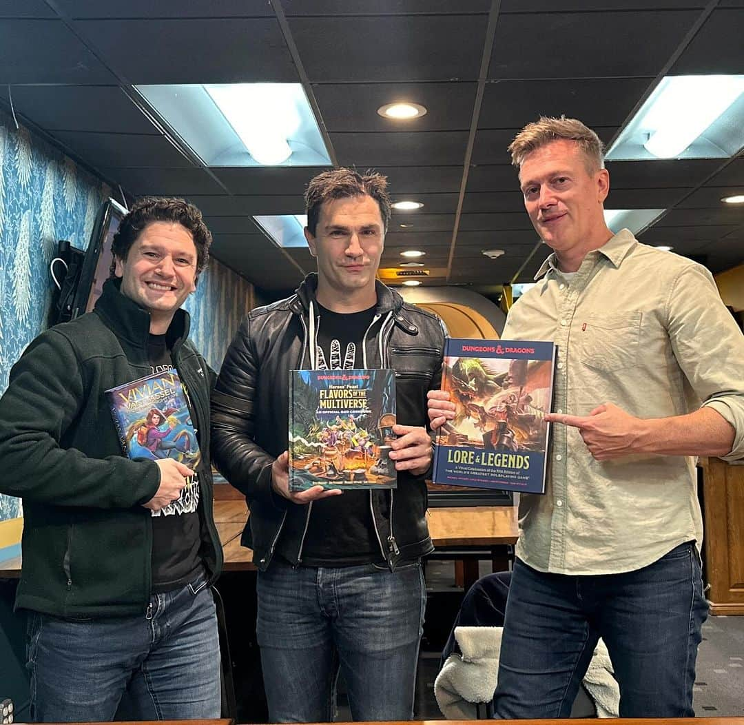 カイル・ニューマンさんのインスタグラム写真 - (カイル・ニューマンInstagram)「Some scenes from last night’s Q&A and book signing at @geekyteas! Great crowd and great fun! Have you picked up either of our TWO new books LORE & LEGENDS or HEROES’ FEAST: FLAVORS OF THE MULTIVERSE yet?? If so, what do think? Made by fans for fans — it’s an honor to write about Dungeons & Dragons! #dnd #rpg #dungeonsanddragons #fantasyart #criticalrole #artandarcana #heroesfeast #cookbook」11月10日 7時22分 - kyle_newman