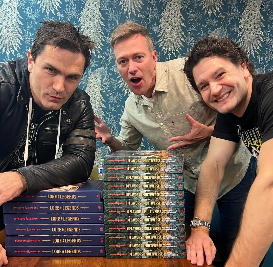 カイル・ニューマンのインスタグラム：「Some scenes from last night’s Q&A and book signing at @geekyteas! Great crowd and great fun! Have you picked up either of our TWO new books LORE & LEGENDS or HEROES’ FEAST: FLAVORS OF THE MULTIVERSE yet?? If so, what do think? Made by fans for fans — it’s an honor to write about Dungeons & Dragons! #dnd #rpg #dungeonsanddragons #fantasyart #criticalrole #artandarcana #heroesfeast #cookbook」