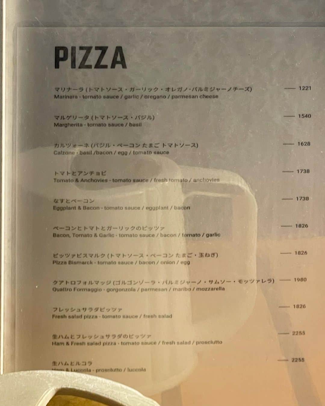 ウラリエさんのインスタグラム写真 - (ウラリエInstagram)「もっちり系のピザも大好きやけど... ♡ 軽めにピザを食べたい時は 薄皮でクリスピーな、モンドール 🍕🇮🇹  神戸・北野 @pizzeria_montdor 📍 . 数年ぶりにきたーーー🙋‍♀️ ̖́- . サクサク！パリパリ💋 軽くて何枚でも食べれそう💟 . この日は、茄子とベーコン 🍆 ソーセージとマッシュルームのピザ🍄 ゴルゴンゾーラのペンネ🧀 トマト、ジェノベーゼのパスタ🍝 フライドチキン🍗ポテト🍟 ４人でめっちゃ食べた🤤🤤🤤 . 食前に、サラダをしっかり食べたから🥗 カロリーゼロやと思ってる🙄 ↑そんなわけあらへん . 小さいお店やから、予約してから行くのが オススメです☝️✨ . うちの妹が、めちゃくちゃ通ってて 神戸のピザで1番好きやねんて🍕🍕🍕 . #神戸#神戸市#kobe#神戸旅行#神戸観光#兵庫県#lovehyogo#神戸ランチ#神戸ディナー#神戸グルメ#神戸ピザ#モンドール#ピッツェリアモンドール」11月10日 7時18分 - urarie83