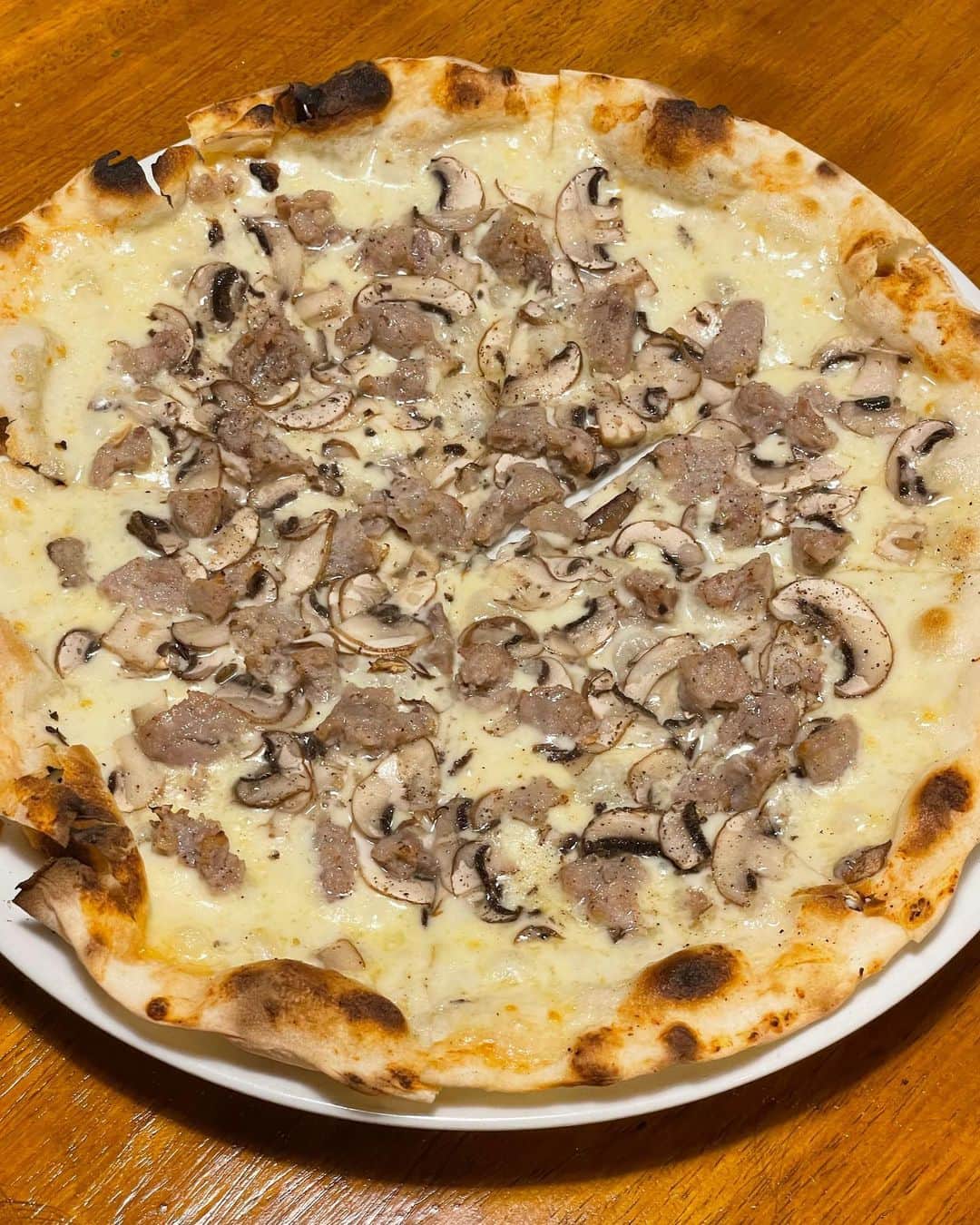 ウラリエさんのインスタグラム写真 - (ウラリエInstagram)「もっちり系のピザも大好きやけど... ♡ 軽めにピザを食べたい時は 薄皮でクリスピーな、モンドール 🍕🇮🇹  神戸・北野 @pizzeria_montdor 📍 . 数年ぶりにきたーーー🙋‍♀️ ̖́- . サクサク！パリパリ💋 軽くて何枚でも食べれそう💟 . この日は、茄子とベーコン 🍆 ソーセージとマッシュルームのピザ🍄 ゴルゴンゾーラのペンネ🧀 トマト、ジェノベーゼのパスタ🍝 フライドチキン🍗ポテト🍟 ４人でめっちゃ食べた🤤🤤🤤 . 食前に、サラダをしっかり食べたから🥗 カロリーゼロやと思ってる🙄 ↑そんなわけあらへん . 小さいお店やから、予約してから行くのが オススメです☝️✨ . うちの妹が、めちゃくちゃ通ってて 神戸のピザで1番好きやねんて🍕🍕🍕 . #神戸#神戸市#kobe#神戸旅行#神戸観光#兵庫県#lovehyogo#神戸ランチ#神戸ディナー#神戸グルメ#神戸ピザ#モンドール#ピッツェリアモンドール」11月10日 7時18分 - urarie83