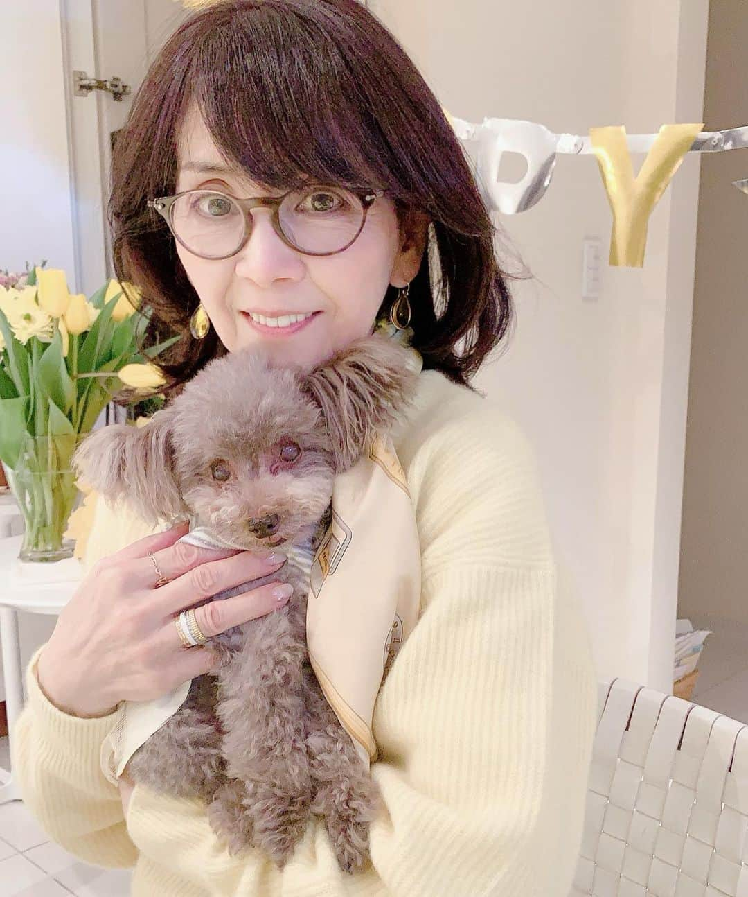 柏木由紀子さんのインスタグラム写真 - (柏木由紀子Instagram)「長女　@hanakooshima  の飼っていたこはるちゃんが天国へ旅立ちました。もう少しで16歳でした。 次女の飼っていたつむぎ、わたしのところのゆうきと同じブリーダーさん(レアもです)で うさぎのようにぴょんぴょん走り回っていた姿が胸に焼き付いてます。 お泊りにもきて一緒に寝たり たくさん抱っこもしました。 ゆうきを亡くしたあとは こはるちゃんとカフェを巡り、そのうちにまたお迎えしたくなり レアが我が家にやってきました。 小さくても頑張り屋さんの こはるちゃん、大好きよ！ 本当に本当にありがとう。  #といぷーこはる  　  #柏木由紀子ファッションクローゼット 扶桑社より 好評発売中！ 全て私物 (ブランド詳細掲載あり)  #発売前重版 好評につき第二弾年内発売予定！  #坂本九音楽事務所 #坂本九 #坂本九柏木由紀子 #シニアファッション #シニア世代のファッション番長 #75歳 #70代コーディネート #60代コーディネート #50代コーディネート #柏木マダム #カシワギマダム #由紀子巻き #60代ヘアスタイル #over70woman #age75 #over70fashion #over70outfit #grandmother  #70代ファッション #60代ファッション #トイプードル」11月10日 7時18分 - yukiko_kashiwagi