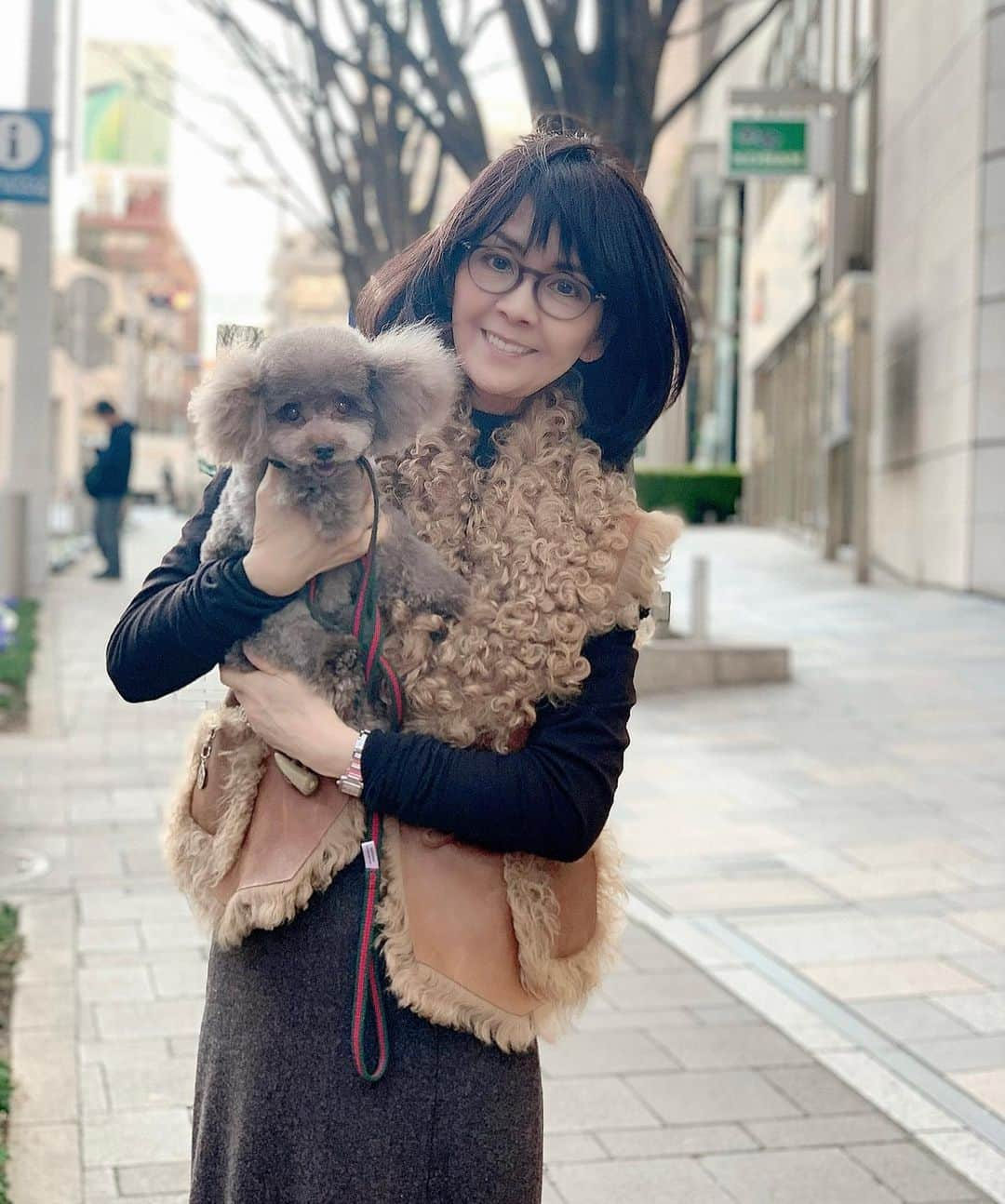 柏木由紀子のインスタグラム：「長女　@hanakooshima  の飼っていたこはるちゃんが天国へ旅立ちました。もう少しで16歳でした。 次女の飼っていたつむぎ、わたしのところのゆうきと同じブリーダーさん(レアもです)で うさぎのようにぴょんぴょん走り回っていた姿が胸に焼き付いてます。 お泊りにもきて一緒に寝たり たくさん抱っこもしました。 ゆうきを亡くしたあとは こはるちゃんとカフェを巡り、そのうちにまたお迎えしたくなり レアが我が家にやってきました。 小さくても頑張り屋さんの こはるちゃん、大好きよ！ 本当に本当にありがとう。  #といぷーこはる  　  #柏木由紀子ファッションクローゼット 扶桑社より 好評発売中！ 全て私物 (ブランド詳細掲載あり)  #発売前重版 好評につき第二弾年内発売予定！  #坂本九音楽事務所 #坂本九 #坂本九柏木由紀子 #シニアファッション #シニア世代のファッション番長 #75歳 #70代コーディネート #60代コーディネート #50代コーディネート #柏木マダム #カシワギマダム #由紀子巻き #60代ヘアスタイル #over70woman #age75 #over70fashion #over70outfit #grandmother  #70代ファッション #60代ファッション #トイプードル」