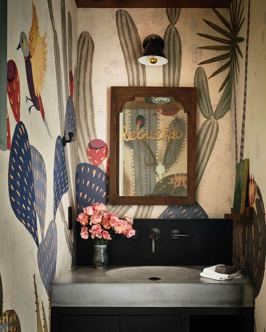 ELLE DECORのインスタグラム：「One of the most jubilant moments in this Texas house is in the small poolside powder room. “I’m an architect who is stereotypically nervous about color,” Lake | Flato’s (@lakeflato) Vicki Yuan qualifies, but she stopped outside her comfort zone and embraced warm hues and “makeup tones” throughout, including in the custom cactus-patterned wallpaper. 🌵🌵🌵  Click the link in bio for the full tour of this eclectic Texas home. Written by @anna_fixsen. Photographed by @douglasfriedman. Styled by @jennyoconnorstudio.」