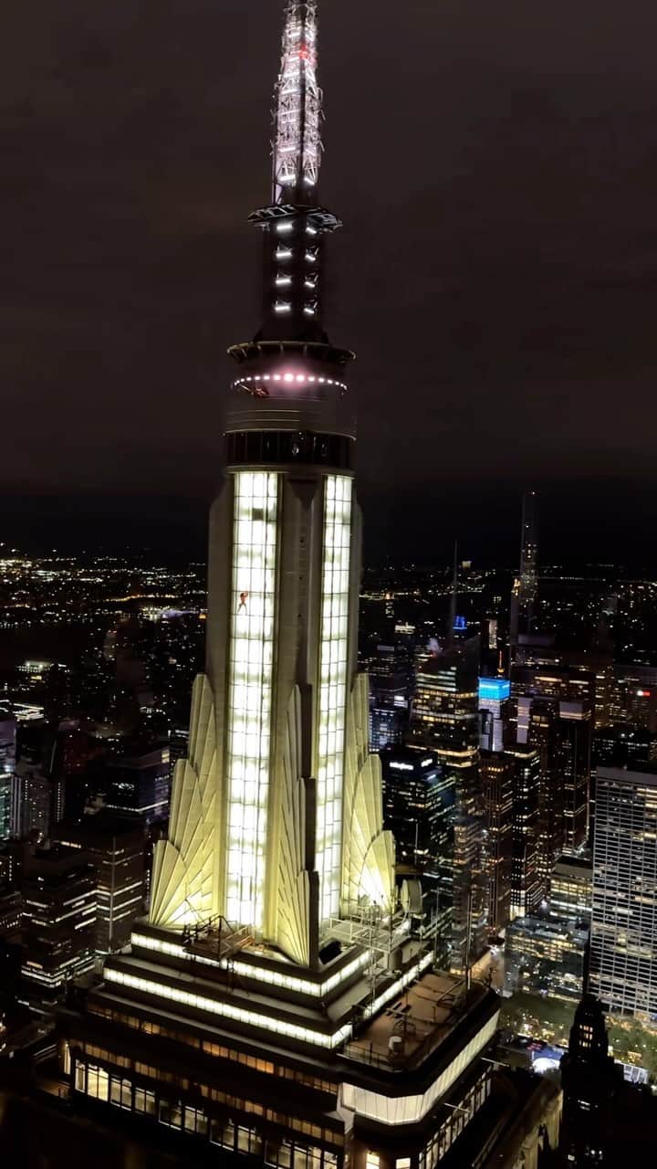 クリス・バーカードのインスタグラム：「I got a late night text from @renan_ozturk that he would be shooting @jaredleto climb the Empire State Building this morning at 4:30 am.  I woke up at 3am jumped in a Heli to join the chaos that is @expedition.studios . Wild morning, crazy to witness it all go down. Thanks for letting me shoot stills REO」