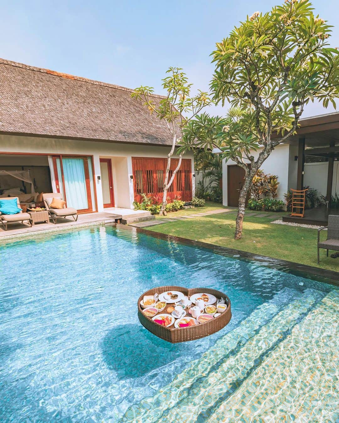 ももせゆきさんのインスタグラム写真 - (ももせゆきInstagram)「Bali trip🇮🇩✈️ location📍The Samaya Seminyak Bali  バリ島のヴィラと言えばフローティングブレックファスト！ということで、朝食はオプションでフローティングブレックファストにしてもらいました✨️ チェックイン時か事前に予約するとスムーズです🙆‍♀️ おしゃれで可愛くてテンションがあがるよね🫶 金額はRp600.000でした  宿泊客は朝食付きなのでフローティングブレックファストを希望しない場合はホテル内のレストランで美味しいビュッフェを食べられます😋🍽 ・ ・ 🏷 #thesamayaseminyak #floatingbreakfast #Bali #バリ島#バリ島旅行#balilife  #Balitrip #Balitravel #Balidestination #Indonesiatravel #visitbali #travelphotography  #instabali #explorebali #voyageusesolo  #ひとり旅 #海外旅行 #海外旅行好きな人と繋がりたい  #ファインダー越しの私の世界  #travelblogger」11月10日 7時28分 - momoyu1125