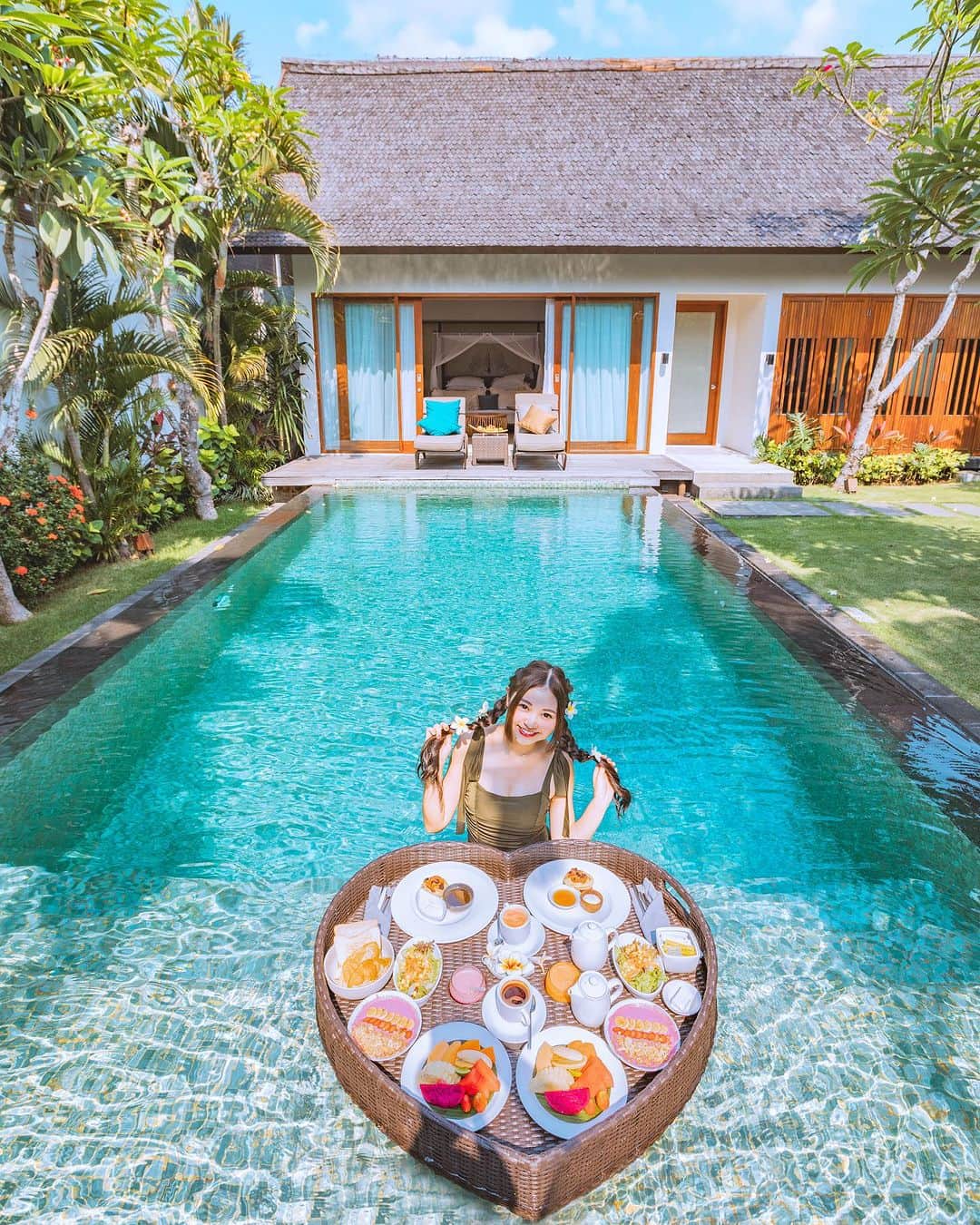 ももせゆきのインスタグラム：「Bali trip🇮🇩✈️ location📍The Samaya Seminyak Bali  バリ島のヴィラと言えばフローティングブレックファスト！ということで、朝食はオプションでフローティングブレックファストにしてもらいました✨️ チェックイン時か事前に予約するとスムーズです🙆‍♀️ おしゃれで可愛くてテンションがあがるよね🫶 金額はRp600.000でした  宿泊客は朝食付きなのでフローティングブレックファストを希望しない場合はホテル内のレストランで美味しいビュッフェを食べられます😋🍽 ・ ・ 🏷 #thesamayaseminyak #floatingbreakfast #Bali #バリ島#バリ島旅行#balilife  #Balitrip #Balitravel #Balidestination #Indonesiatravel #visitbali #travelphotography  #instabali #explorebali #voyageusesolo  #ひとり旅 #海外旅行 #海外旅行好きな人と繋がりたい  #ファインダー越しの私の世界  #travelblogger」