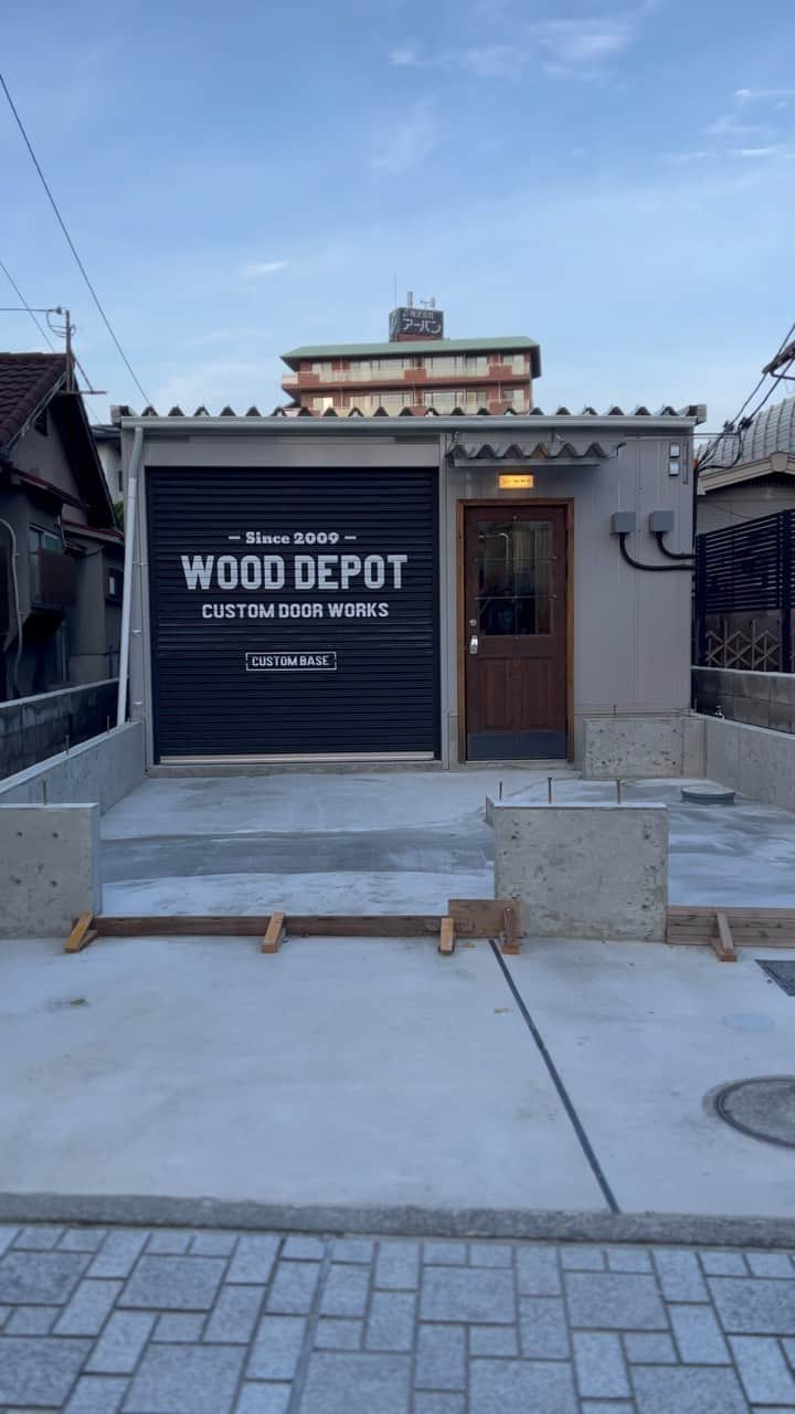 木製ドアの全国通販　ウッドデポのインスタグラム：「小さなOffice & Showroom 増築工事。 基礎完成♫ #WooddepotOfficeShowroom増築工事 #木製ドア #木のドア #玄関ドア #室内ドア #アンティーク風ドア #ビンテージドア #ヴィンテージ #自宅カフェ #自宅ショップ #カフェ改装 #カスタムドア #コンテナハウス #古民家リノベーション #古民家改装 #古民家再生 #マイホーム計画中 #新築 #店舗 #美容室改装 #リノベ #リノベーション #店舗改装」