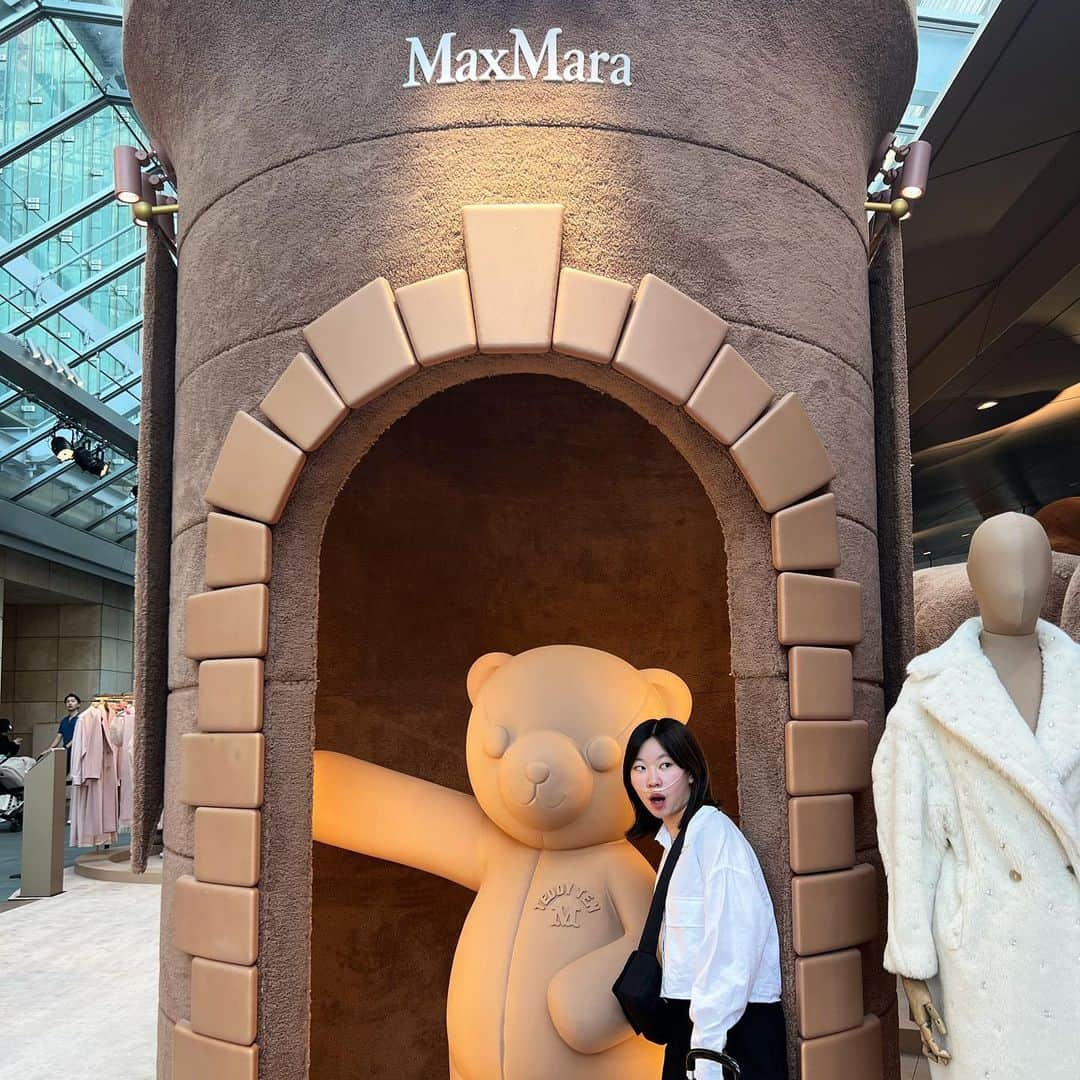 yukiのインスタグラム：「おはようございます。  "M" の耳あてお揃いで買わない？ と言われましても…🐻💦  @maxmara   #買いませんよ #かわいいけれども #自分へのご褒美というミステリー という訳にはいかず」