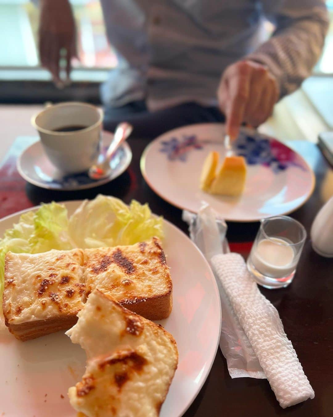山田稔明のインスタグラム：「吉祥寺で用事を済ませたタイミングで友人と待ち合わせて純喫茶、クロックムッシュとコーヒーを二杯。誰かと話をするのは楽しい。」