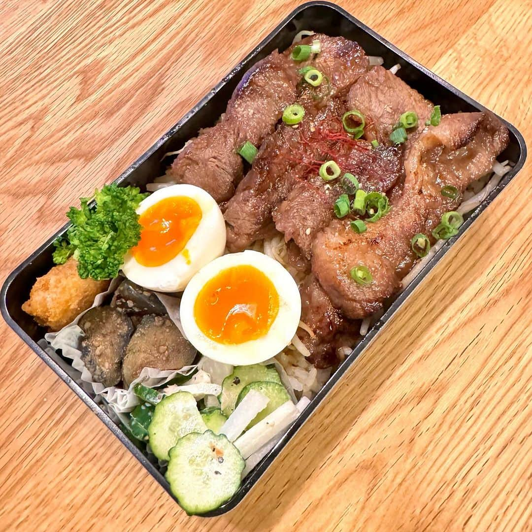 おちあやこさんのインスタグラム写真 - (おちあやこInstagram)「今日の夫弁当。 本日最終日。  やっぱ最後の日は特別感出さなきゃね！  生協で頼んだ近江牛焼肉を ご飯、ニンニクと炒めたもやしの上にオンしてます  あとは普通の副菜 大根ときゅうりとツナのサラダ ナスの甘辛ゴマ炒め 冷凍コロッケ ゆで卵  いやぁ、15年お疲れ様でしたよ。  私が妊娠中、東京に単身赴任してた夫が 毎日コンビニ弁当でみるみる太っていく様子が怖くなって、 帰って来たらちゃんと作ろう！と決意したのも今になって思い出す。  その後、育休を申請したけど、 大阪に返すから育休取得はやめてくれって言われて 帰ってきたのは、今思うと疑問… あの頃は育休なんて名ばかり。 たかが10年ぐらいで時代は大きく変わるもんだね。  色々あって、そこから11年。  本当お疲れ様でした。  まだまだ先は長いし、やれることも沢山ある。  ただひたすら目の前にあること、 明日やらなきゃならないことに時間を消費していく毎日から 少し離脱して、 これからどう生きていくか、 自分の為だけに考える時間を作ることは必要なことだと思うよ。  なんでもスピーディーに進んでいく 今の時代に生きる人は、皆んなね。  ひとまず、お疲れ。 これからも夫の人生は続いて行く。  #今日の夫弁当 #今日のお弁当 #お弁当 #弁当記録 #とりあえず#ここで一旦#仕切り直し#人生は長い#考える時間を作らなきゃ#こんなはずじゃなかった#悔いのない人生を」11月10日 7時56分 - ayako_ochi_fukuoka