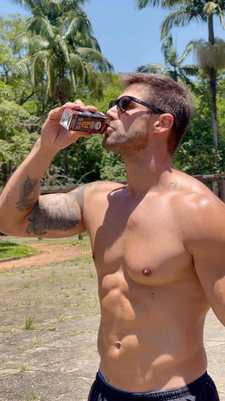 Jonas Sulzbachのインスタグラム：「Meu parceiro de treino nos últimos tempos é o Cappuccino Power Whey da @3coracoes 👊🏼 são ideais para quem quer ir além, com aquele sabor, cremosidade e ainda tem 15g de proteína! Zero adição de açúcares, zero lactose, pode tomar como pré ou pós treino e entre as refeições também 🧡 Já conhece?  (Cupom: JONAS15) @mercafe  publicidade」