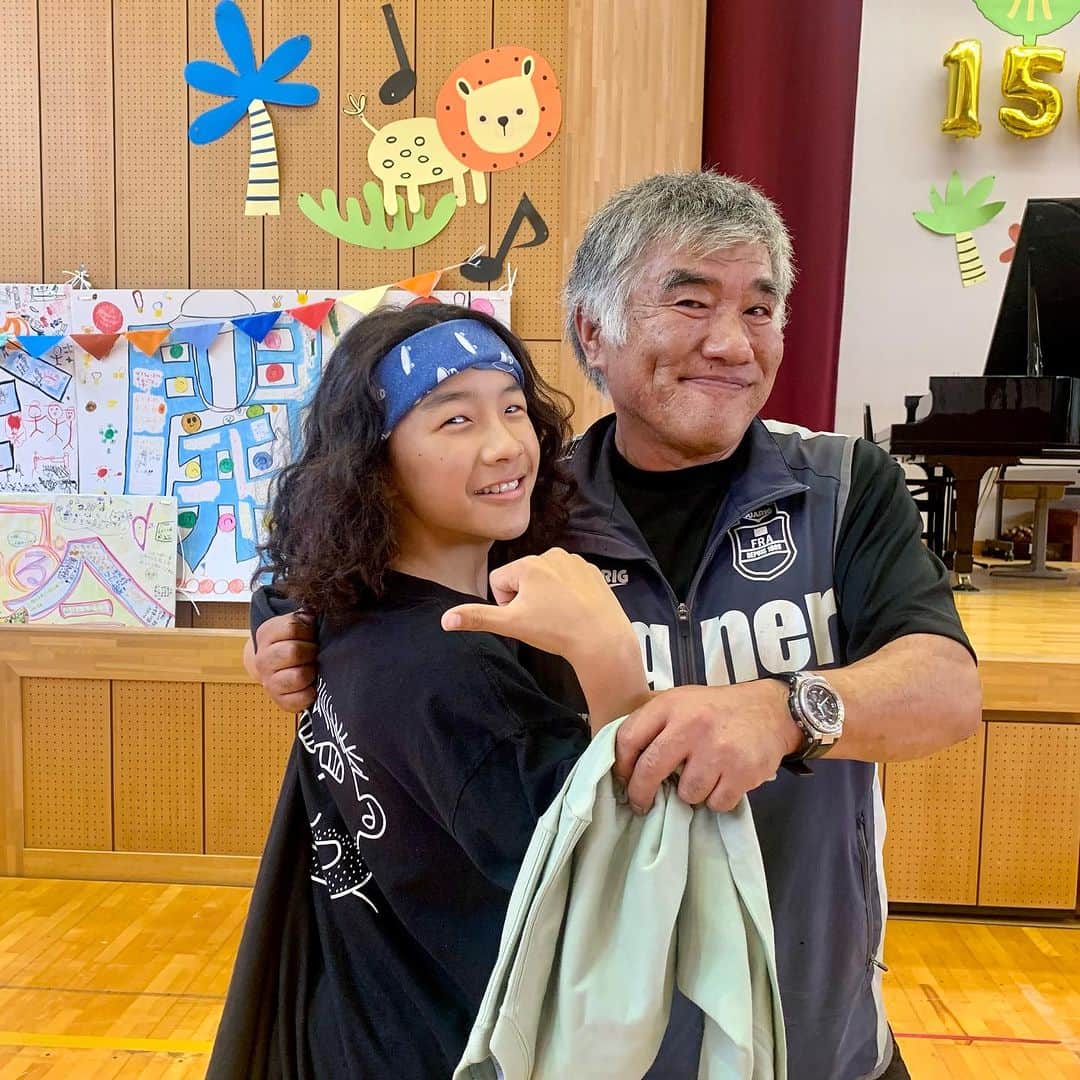 上田ユキエさんのインスタグラム写真 - (上田ユキエInstagram)「最高の担任🔥こんなにアツい先生に巡り会えてトラは幸せです。世界一の先生でした！本当に、ありがとうございました。一生のトラの恩師です。 #コバＴ #担任 #小学校」11月10日 7時55分 - yukie_ueda