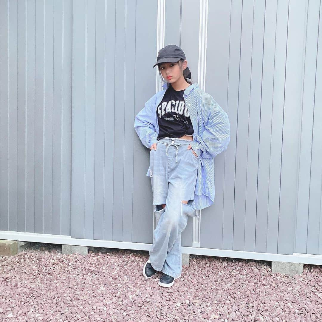 ♡KAO♡さんのインスタグラム写真 - (♡KAO♡Instagram)「： ： 最近お気に入りの デニム👖 クラッシュ具合がnice·͜·ᰔᩚ 今朝の#zip でもデニム特集してたねー♡ #デニム好き   👖▷▶︎▷ @smilekids888   ┈┈coordinate item┈┈┈┈┈┈┈┈┈┈ pants▹▸ @smilekids888   【147cm /size160】 ┈┈┈┈┈┈┈┈┈┈┈┈┈┈┈┈┈┈┈┈ ： ： ： ： ： ： ： ： ： ： ： ： ： ： ：  #ig_kidsfashion #kidsfashion #親バカ #ig_oyabakabu #親バカ部 #娘 #9歳 #js3 #女の子 #娘コーデ #女の子コーデ #インスタキッズ #ig_kids #mamanoko #ママリ #mamagirl #hugmug #コドモノ #キッズファッション #キッズモデル部 #プチプラコーデ  #キッズコーデ #韓国ファッション #韓国子供服」11月10日 7時55分 - o0.don_tama.0o