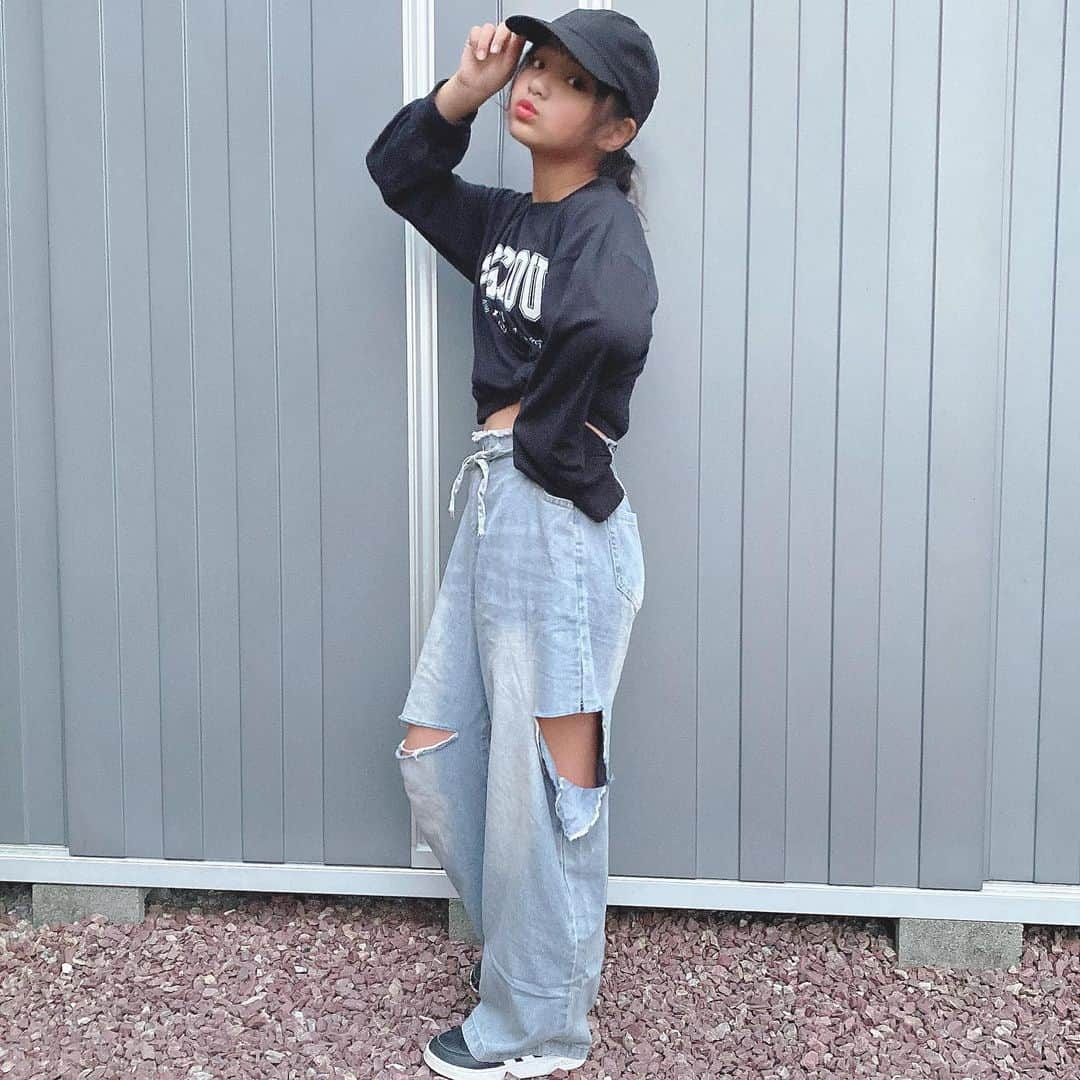 ♡KAO♡のインスタグラム：「： ： 最近お気に入りの デニム👖 クラッシュ具合がnice·͜·ᰔᩚ 今朝の#zip でもデニム特集してたねー♡ #デニム好き   👖▷▶︎▷ @smilekids888   ┈┈coordinate item┈┈┈┈┈┈┈┈┈┈ pants▹▸ @smilekids888   【147cm /size160】 ┈┈┈┈┈┈┈┈┈┈┈┈┈┈┈┈┈┈┈┈ ： ： ： ： ： ： ： ： ： ： ： ： ： ： ：  #ig_kidsfashion #kidsfashion #親バカ #ig_oyabakabu #親バカ部 #娘 #9歳 #js3 #女の子 #娘コーデ #女の子コーデ #インスタキッズ #ig_kids #mamanoko #ママリ #mamagirl #hugmug #コドモノ #キッズファッション #キッズモデル部 #プチプラコーデ  #キッズコーデ #韓国ファッション #韓国子供服」