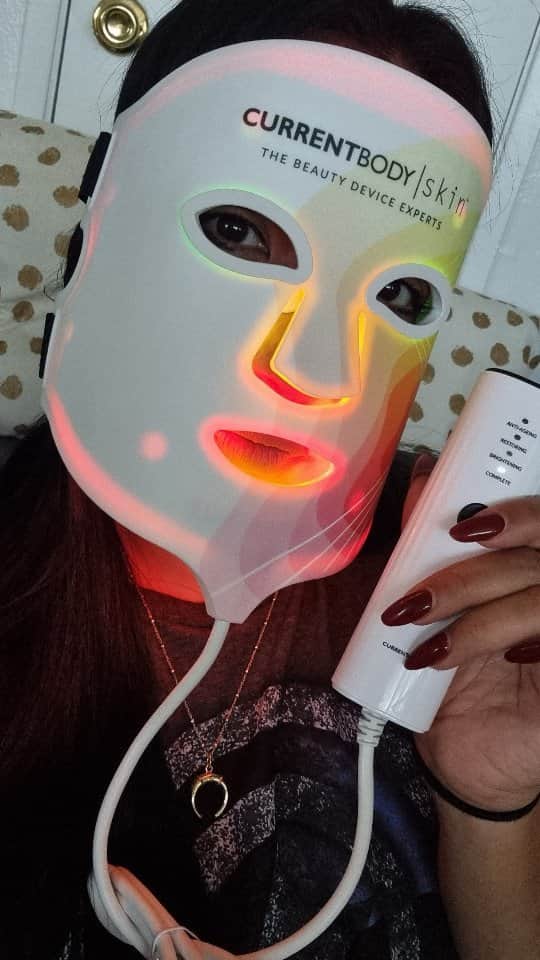 アマルのインスタグラム：「アップグレード🫡 これからこの4in1LEDマスクでスキンケアします♥️ 4つのモードがあるんだぜ🤩やばい嬉しい。 動画で説明したので、良かったら見てね。」