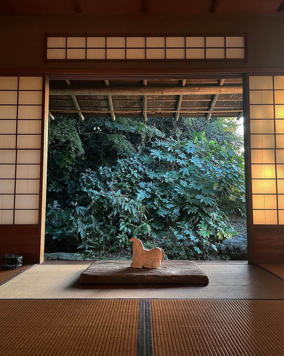 山本浩未のインスタグラム：「鎌倉山で開催されてる平澤まりこ ちゃんの個展へ BOOKTOUR終了後駆けつける🐎  鎌倉山の一軒家ギャラリーで平日、夕方、チョイ不便なトコロながらお客様がたくさん  さすが！  予定をやりくりして会場に来てくれたまりこちゃん  彼女が新しく取組んだ立体、掛け軸、絵付けした皿などを丁寧に解説してもらい、短い滞在だったけど満喫☺️  が、ただ一つ残念だったのが特製の皿に乗ったSAVEURのケーキが食べられなかった事😢  そして人気者の主人をじっと待つ健気なペッカさん  ありがとうございました♥️♥️♥️  平澤まりこ展 @ink gallery 11/3 fri〜11/12 sun 11:00〜18:00  #平澤まりこ展」