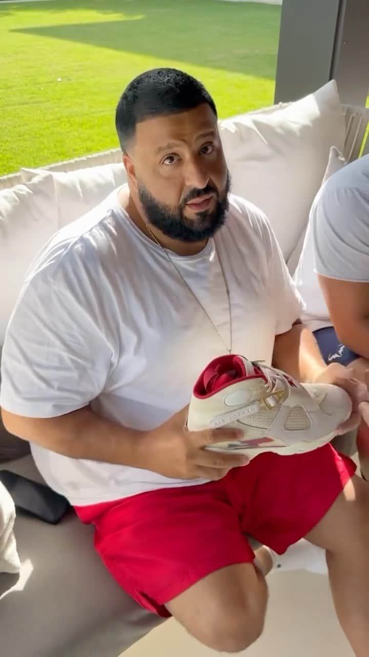 Sneaker Newsのインスタグラム：「Miami connection! @djkhaled gets a gift from @solefly, and it’s their upcoming Air Jordan 8 collaboration in a special box.」