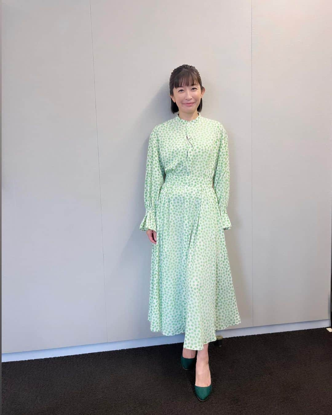 小野真弓のインスタグラム：「おはようございます☺️  おかーさん大都会でお仕事🏙️👗🙋‍♀️ からの〜 ハルくんと田舎の直売所🌅🥬🐏 😆  別日には、 ハナちゃんも気分転換の カフェでパンケーキ🥞💞✨😆  毎日、色とりどりの景色が見られて 楽しい木更津生活🚗✨  今日はこれから雨が降ってくるそうです☔️ だんだん寒くなってきたので みんなでぬくぬく過ごしまーす☺️♨️🐾 暖房前が人気スポットの季節がやってきました♨️  皆様も温かく、、 今日も良い一日をお過ごしください(^ ^)🍀  #犬と猫のいる暮らし #犬猫日記」