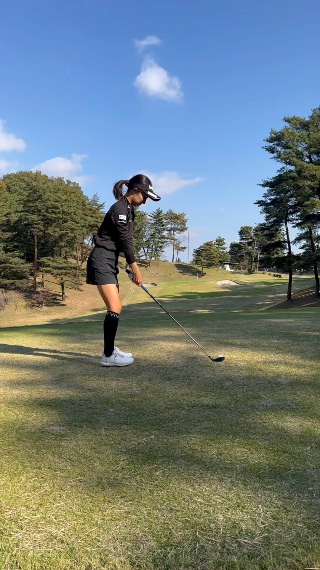 篠崎愛のインスタグラム：「QTの練習ラウンド⛳️ コーチありがとうございました🌟  ちょっとしたズレを修正するだけで スイングのイメージが全然変わるからすごい。 そして何よりアドレス大事！！」