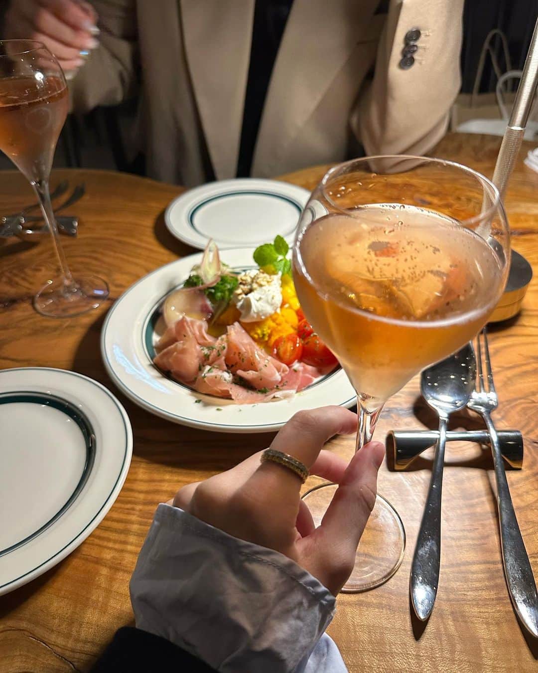 高島ゆみのインスタグラム：「. 📍　@gattetosaka   11月に東梅田にオープンしたばかりの ご飯屋さんに招待していただき 行ってきました🍴🍝  @yasuhiro.yoshida さん いつもありがとうございます😭✨  コース料理が3,300円、、、 破格すぎてほんとにびっくり、、、🥹💓  こんなに雰囲気素敵で、お料理も美味しくて 3300円でいいの！？って お値段以上の価値を感じて大満足🤭🩷  女子会にもデートにも いろんなシーンで使えそう♡ おすすめすぎます🥺💓  #東梅田ディナー#梅田ディナー」