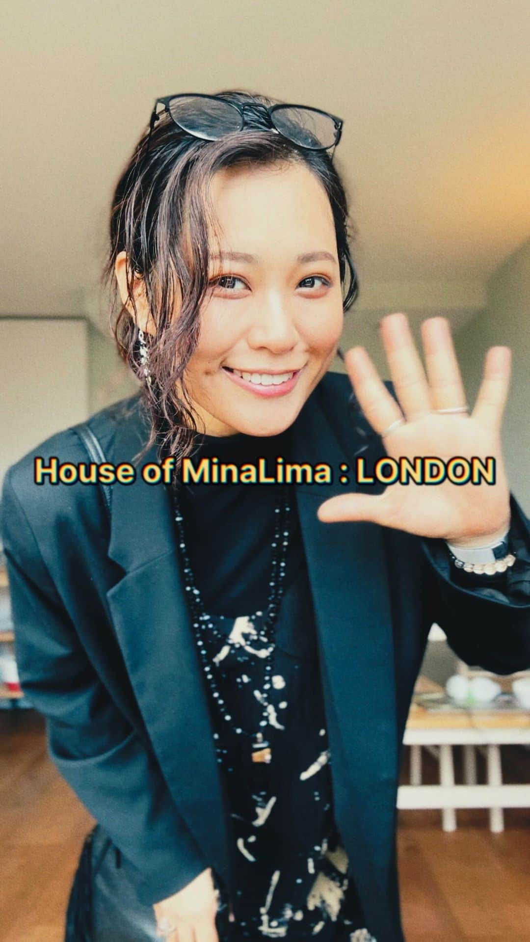 二宮愛のインスタグラム：「#houseofminalima #london #soho  #harrypotter #potterhead  #MINALIMA #ハリポタファン として #ロンドン に住めてるの本当幸せー。 #トトロ リハーサルは順調ですが、劇場に缶詰なので出かけられてませーん。序盤に色々行っといてよかった。 #イギリス生活 #ロンドン生活 #歌手 #ボーカル」