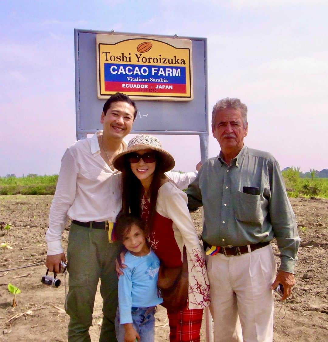 鎧塚俊彦さんのインスタグラム写真 - (鎧塚俊彦Instagram)「11月10日、女房の誕生日に共に植樹したCACAOの樹に13年前と同じコスチュームで献花する事が出来ました。 共に夢みたCACAO農園は13年経ち立派な実を数トンも実らせてくれる素晴らしい農園に育ってくれました。 支援者のヴィタリアーノ氏は相変わらず元気でドゥベール氏は息子￼の時代へと世代交代し、まだ中堅だった若旅氏は社長に就任してECUADOR YOROIZUKA CACAO FARMは盤石であります。 女房と皆様に感謝すると共に更なる発展を二人の夢のCACAOの樹に誓いました。 #toshiyoroizuka #鎧塚俊彦　#トシヨロイヅカ　#エクアドル　#カカオ　#kaoka  #ショコラ　#川島なお美」11月10日 8時02分 - toshiyoroizuka
