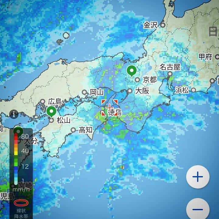 松本隆博のインスタグラム：「。 おーのー(￣▽￣;)ピンポイント で絶賛大雨ザンザン降り☔☔。 早く実家を出て良かったわ…… 神戸マラソンでこれどんどん道混む。  しかし、、珈琲でも買いたいけど 傘ないし💦降りれない……  還暦少年 松本隆博」