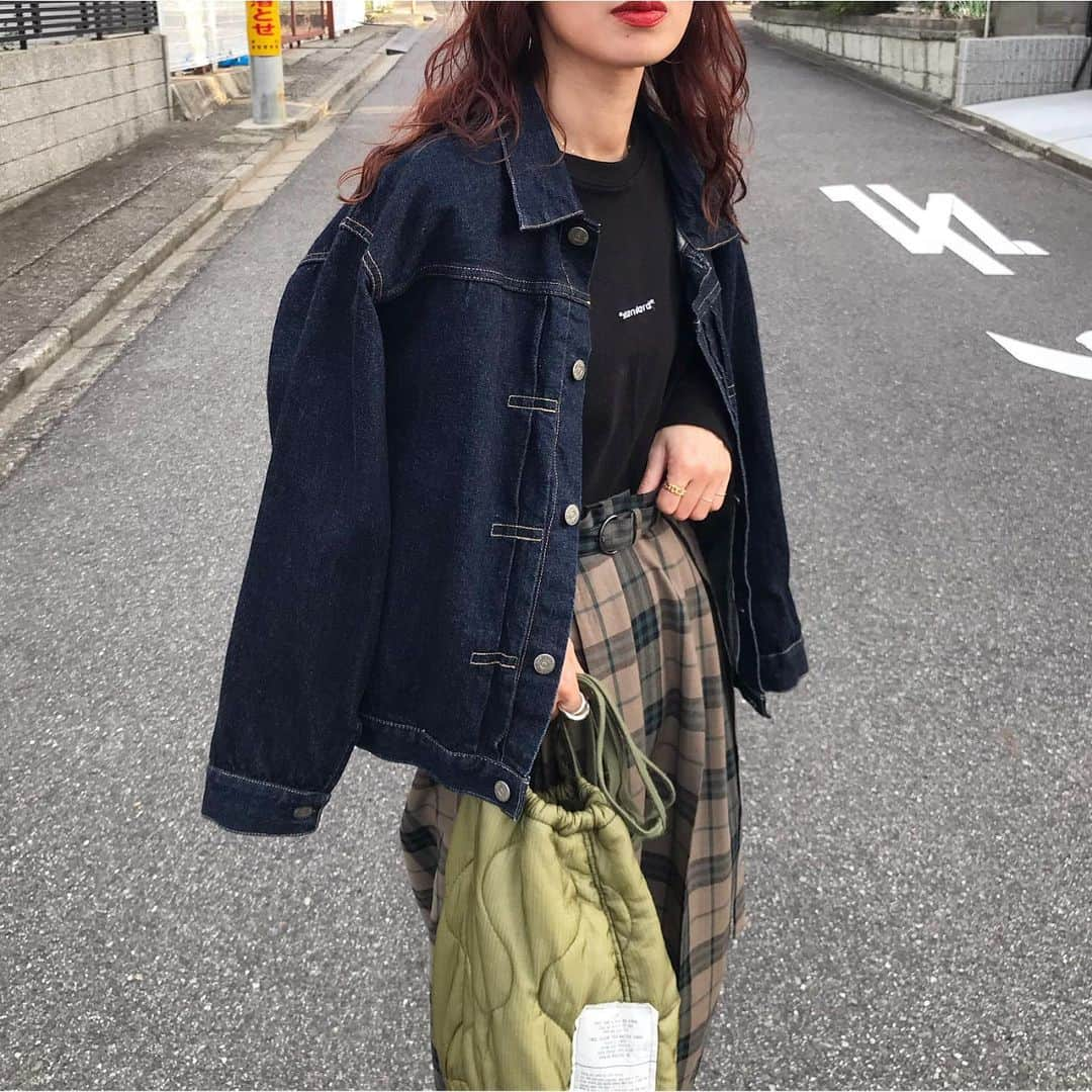 kumikaのインスタグラム：「ストーリーに載せた、梅田行った日の服💕  チェックパンツとデニムジャケット🍂 この日は打ち合わせやったので、カジュアルに寄せすぎず、ブーツにしてみた👢  @canaljean のstandardロンt💕 インナーにちょうどいいサイズ感のロンtで、アウター羽織った時に刺繍がポイントになって可愛い😍 めちゃくちゃ使えそうなので、黒と白両方get💕  一番最後の写真は、 canaljeanグランフロント店にて♡ @mayaya_16 とクロップドダウン試着🧥 今年トレンドのクロップド丈、めちゃくちゃ着やすかったので、色違いで購入したよー💓  @canaljean は、今日から東京popup開催✨✨ 関東の方は、実際見て試着して購入できる機会なので、是非行ってみてください💕 ☟ 東京都渋谷区代官山町20-5 リードシー代官山 （open11:00〜closed19:00）  私たちも明日代官山へ遊びに行きます🥰 楽しみ💕  ストーリーに質問いただいてたこのパンツは、　@6______roku のものです👖 お返事できてなくてすみません🙇‍♀️💦 . . . . outer#lenoandco  tops#canaljean pants#roku bag @authen_japan  shoes#untishold . . . . #秋コーデ#ブラウンコーデ#デニム#デニムコーデ#デニムジャケット#リノアンドコー#チェック#チェック柄#チェックパンツ#ブーツコーデ#キルティングバッグ#古着mix#古着女子#レイヤーヘア#赤髪 #tbt#ootd#instafashion#outfit#ママコーデ」