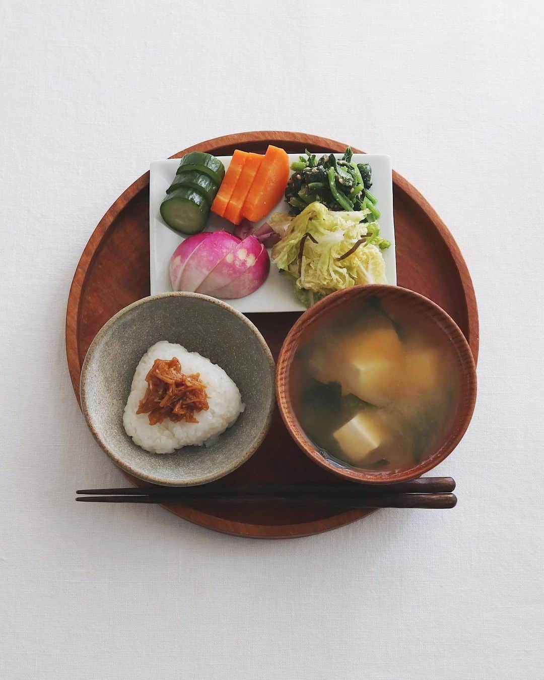 樋口正樹さんのインスタグラム写真 - (樋口正樹Instagram)「Today's breakfast 🍚  今朝は野菜の多めな朝食で、 ぬか漬け３菜、白菜浅漬け、 ほうれんそうのごま和えと、 お豆腐とわかめと味噌汁と、 小さめのおにぎりになめ茸。  ダイエットと一緒に減塩と 減酒にも取り組みでですー😊  . #朝ごはん #お新香定食 #お新香盛り合わせ #野菜たっぷり #味噌汁 #漬け物 #breakfast #japanesebreakfast #onigiriaction」11月10日 8時03分 - higuccini