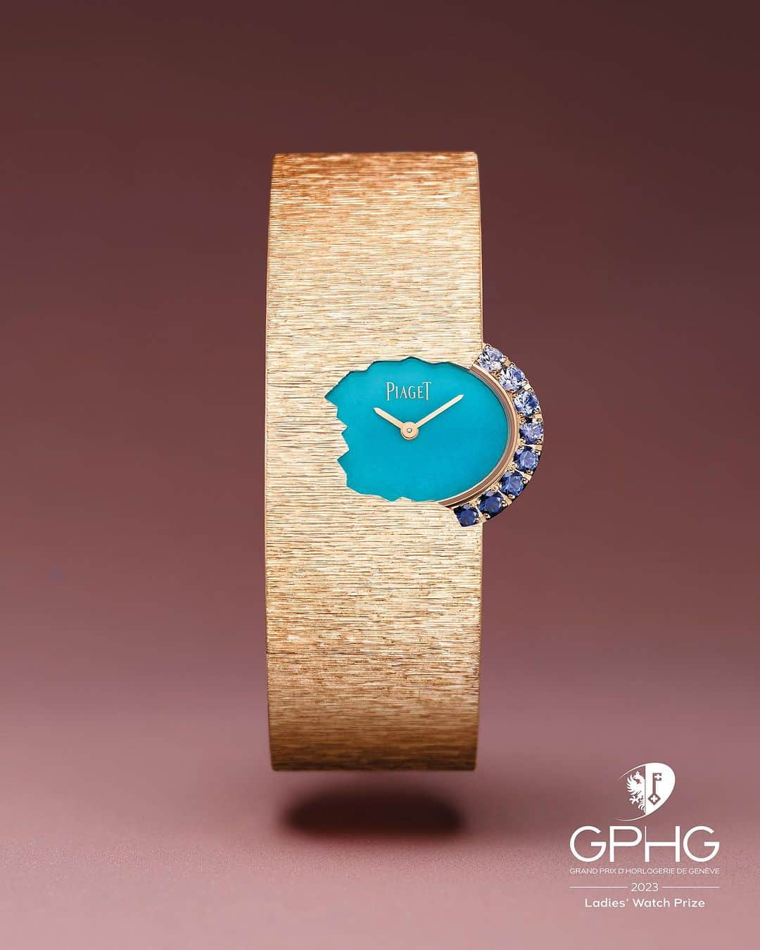 ピアジェさんのインスタグラム写真 - (ピアジェInstagram)「The Grand Prix d’Horlogerie de Genève has chosen to recognise Piaget’s expertise and bold creativity in the Ladies category in 2023 with this signature cuff watch.   In a play of precious materials, its emblematic sapphire-framed turquoise dial is encased in a unique, hand-carved Decor Palace gold cuff, which is sculpted into a silk-like fabric. An ode to Piaget’s evocative designs of the 1960s and 70s, this timepiece is a true living work of art and a testament to Piaget’s spirit of Extraleganza.  #Piaget #MaisonOfExtraleganza #GPHG2023 #PiagetSociety #DecorPalace #Gold #SavoirFaire」11月10日 8時14分 - piaget