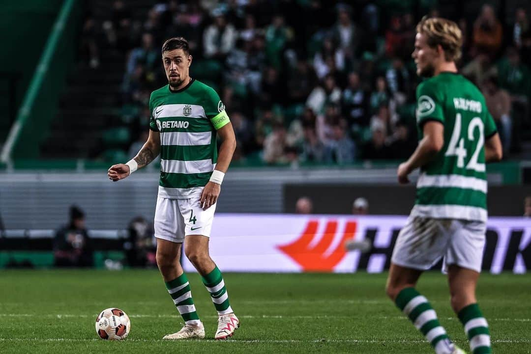 セバスティアン・コアテスのインスタグラム：「Vitoria importante para continuar nosso caminho na @europaleague! 💪🏻🦁」