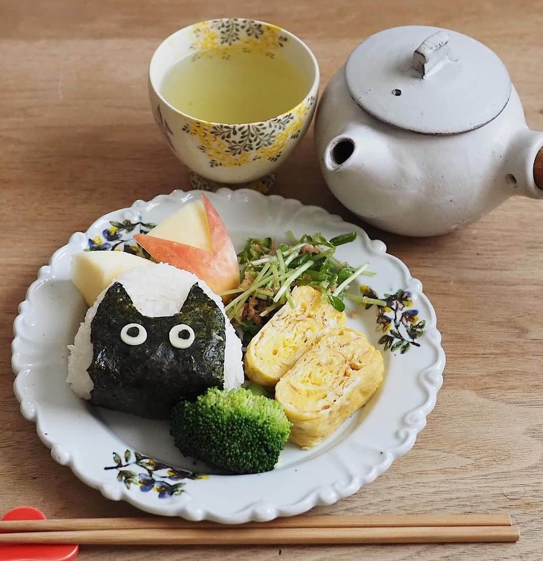 すずゆきさんのインスタグラム写真 - (すずゆきInstagram)「今日の朝ごはん ・ 今朝は 黒猫おにぎり これハロウィンの時期に複数の方が作っているのをお見かけして やってみたかったおにぎり🐈‍⬛✨ 海苔切るだけでできてかわいい♪♪ ・ ・ 怒涛の１週間だった今週！ 週末しっかり休も💭 ・ ・ ・ ・ #朝ごはん#朝食#おにぎり#和ンプレート#和食ごはん#おうちごはん#おうちごはんlover#黒猫おにぎり」11月10日 8時09分 - snow_bell95