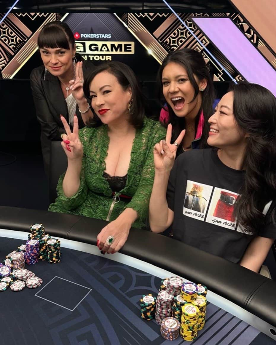 ジェニファー・ティリーさんのインスタグラム写真 - (ジェニファー・ティリーInstagram)「It was girl power all the way filming @pokerstars #TheBigGame last night.  ♥️♠️♦️♣️ #poker #Vegas #pokerstars #nadyamagnus」11月10日 8時10分 - jennifertilly